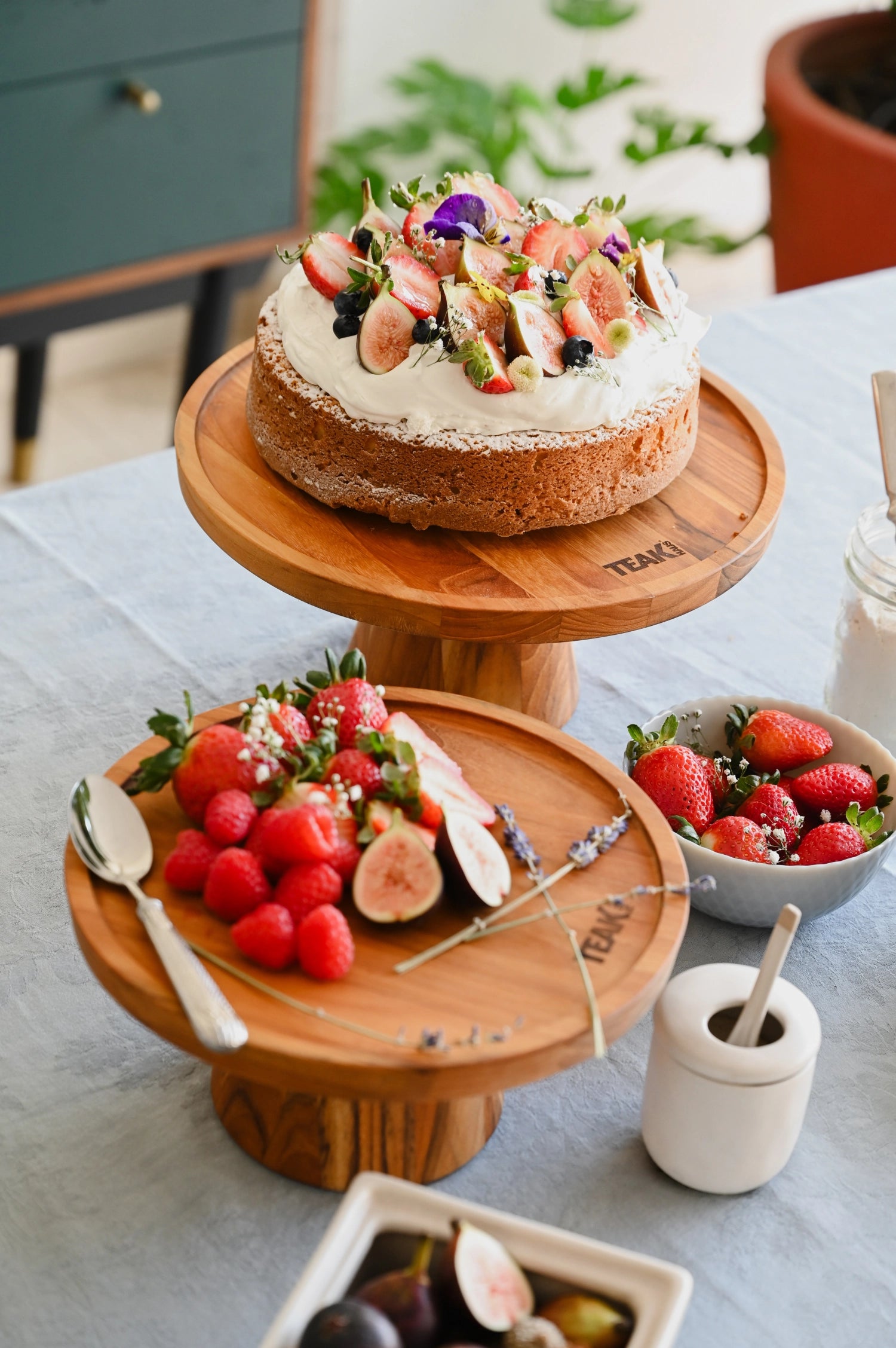 Stilvolle Tortenplatte aus edlem Teakholz, Ø 29 cm, H 12 cm, perfekt für die ansprechende Präsentation von Kuchen und Desserts.