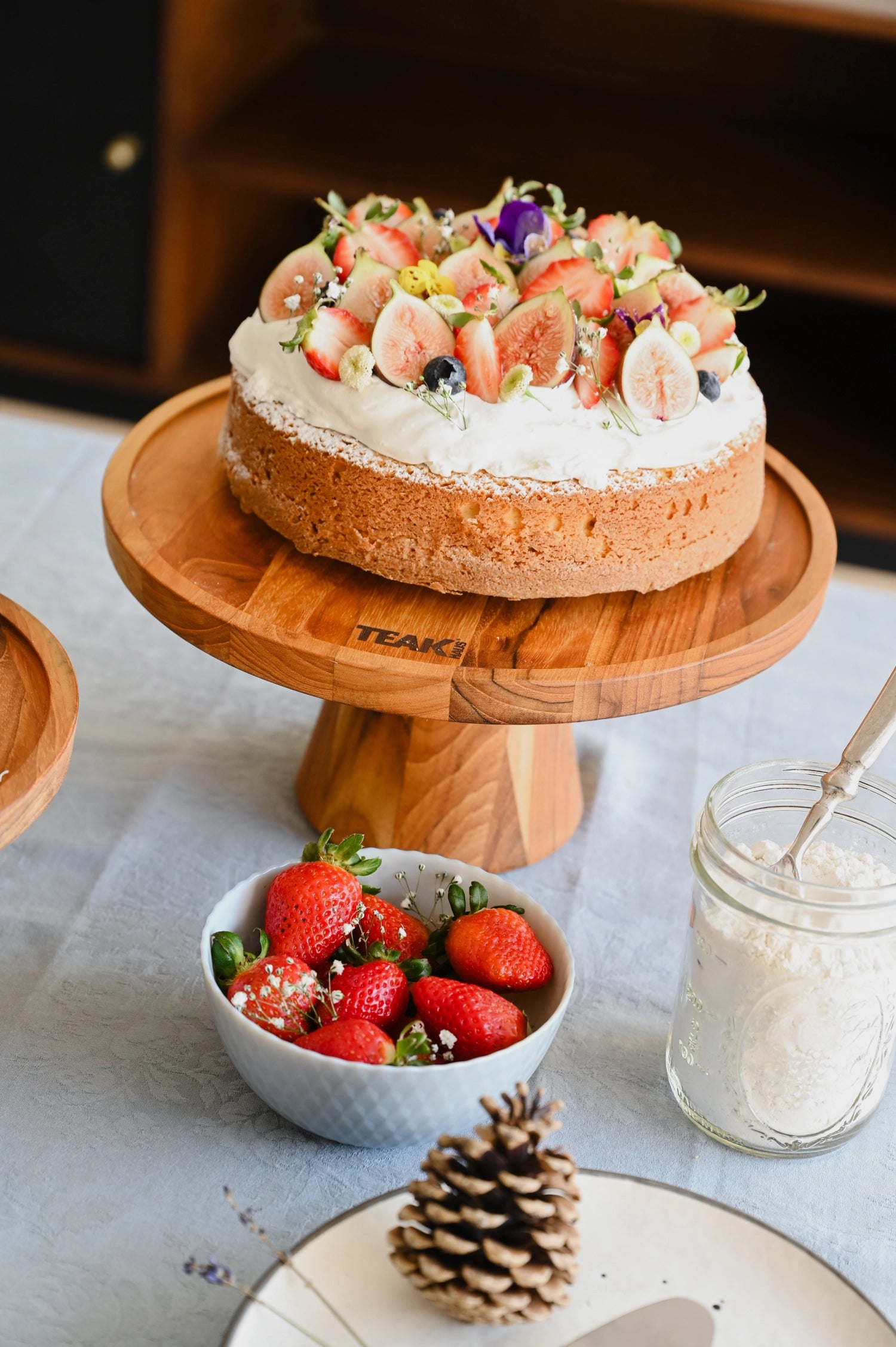 Elegante Bistro Tortenplatte aus hochwertigem Teakholz, Ø 29 cm, H 12 cm, ideal für die stilvolle Servierung von Torten und Süßspeisen.