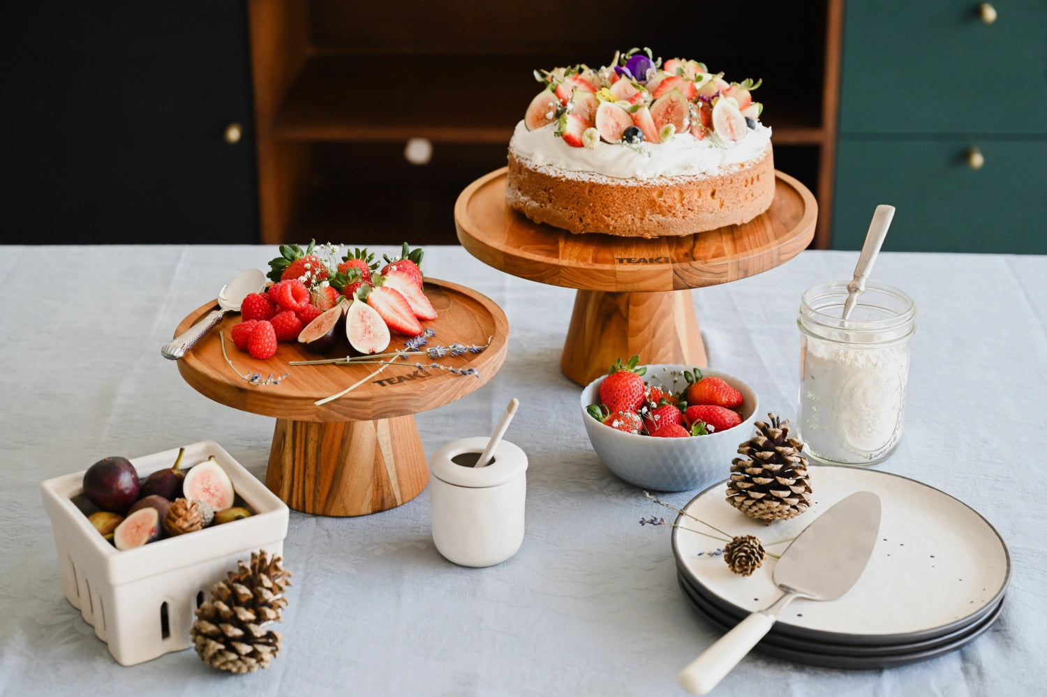 Stilvolle Tortenplatte aus edlem Teakholz, Ø 29 cm, H 12 cm, perfekt für die Präsentation von Desserts und Kuchen bei besonderen Anlässen.