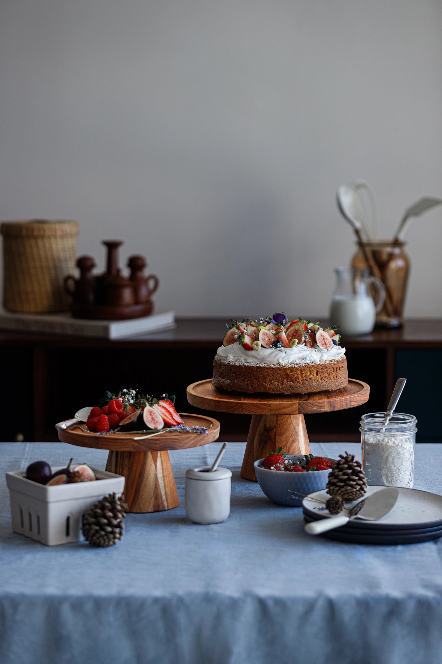 Stilvolle Tortenplatte aus edlem Teakholz, Ø 29 cm, H 12 cm, perfekt für die Präsentation von Kuchen und Desserts bei besonderen Anlässen.