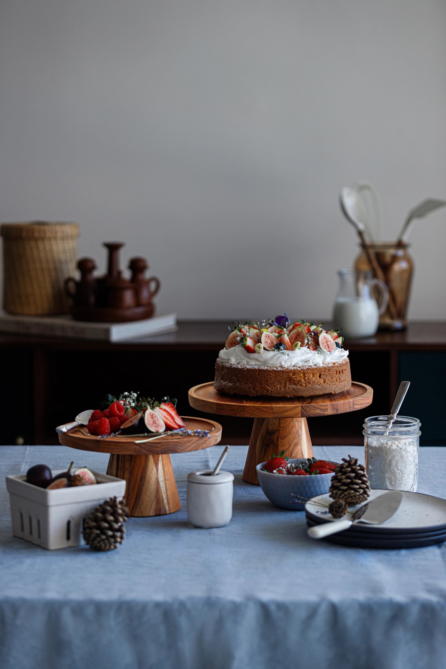 Stilvolle Tortenplatte aus edlem Teakholz, perfekt für die Präsentation von Desserts. Durchmesser 24 cm, Höhe 10 cm, ideal für besondere Anlässe.