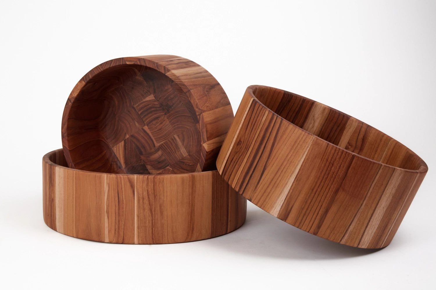 Elegante Bold Salatschale von Teak Haus, mit einem Durchmesser von 30 cm und einer Höhe von 9 cm, ideal für kreative Salatpräsentationen.