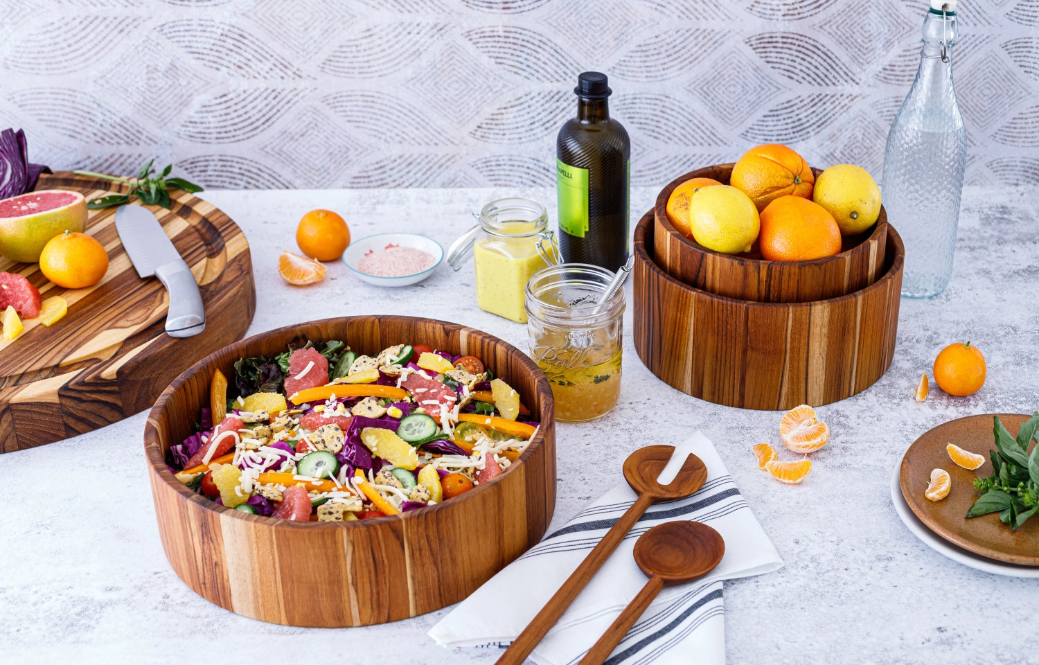 Stilvolle Bold Salatschale von Teak Haus, perfekt für ansprechende Servierideen. Maße: D30cm, H9cm, aus langlebigem Material.