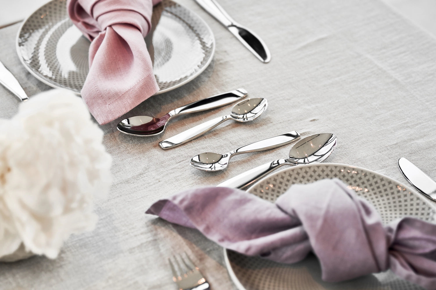 Buntes 4-teiliges Kinderbesteck Pila von Zwilling, designed für kleine Hände, aus langlebigem Edelstahl für sicheres Essen und Spaß beim Lernen.