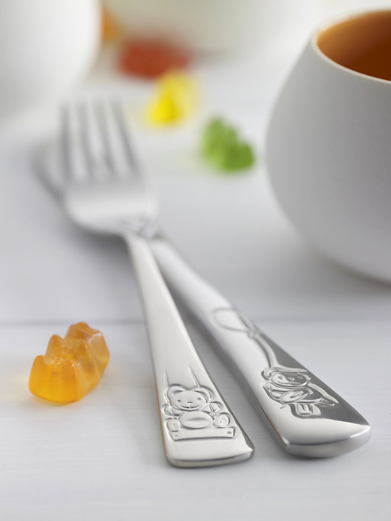 Verspieltes 4-teiliges Kinderbesteck Teddy von Zwilling, perfekt für kleine Hände, aus langlebigem Edelstahl für ein fröhliches Esserlebnis.