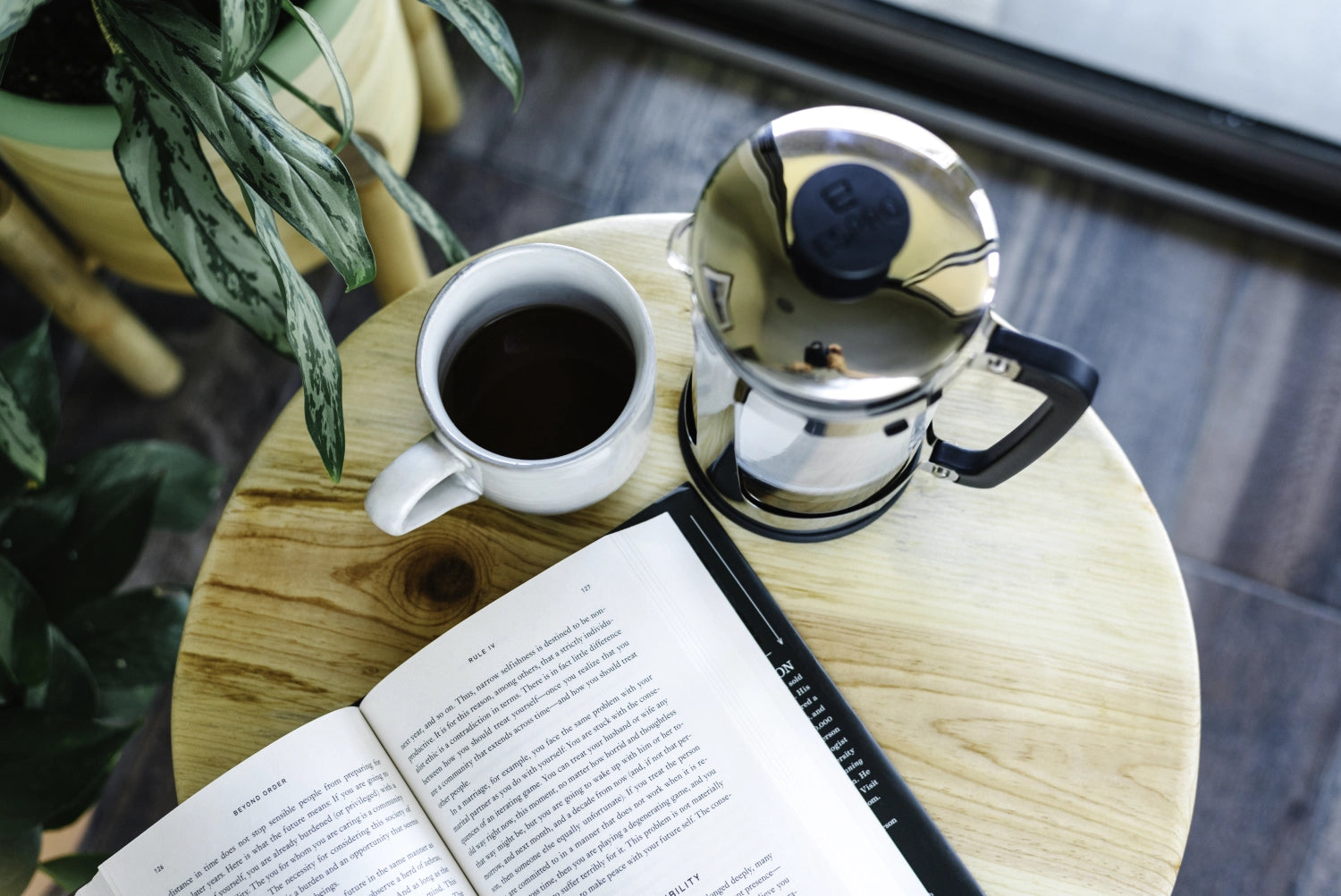 Elegante French Press P5 mit 946ml Fassungsvermögen aus glänzendem Kunststoff, perfekt für die Zubereitung von aromatischem Kaffee.