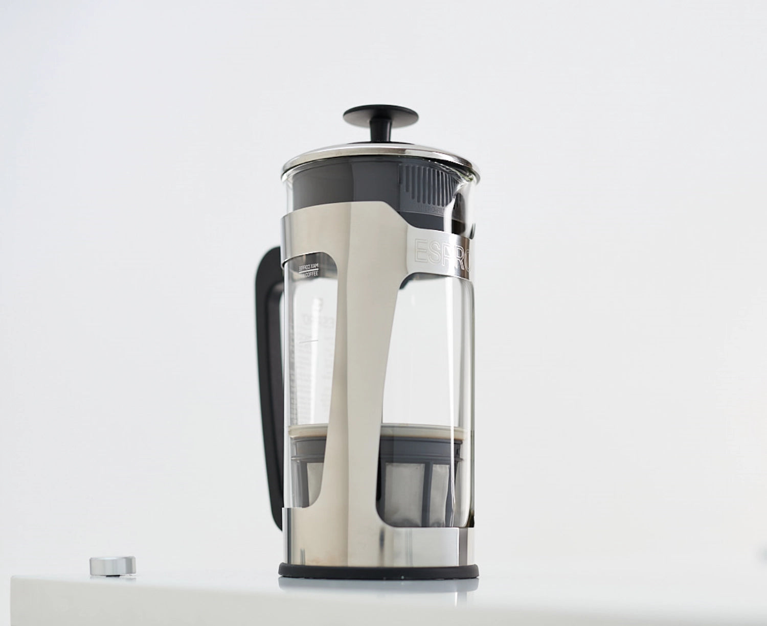 Moderne French Press P5 aus glänzendem Kunststoff mit 946ml, ideal für die Zubereitung von köstlichem Kaffee und stilvollem Genuss.
