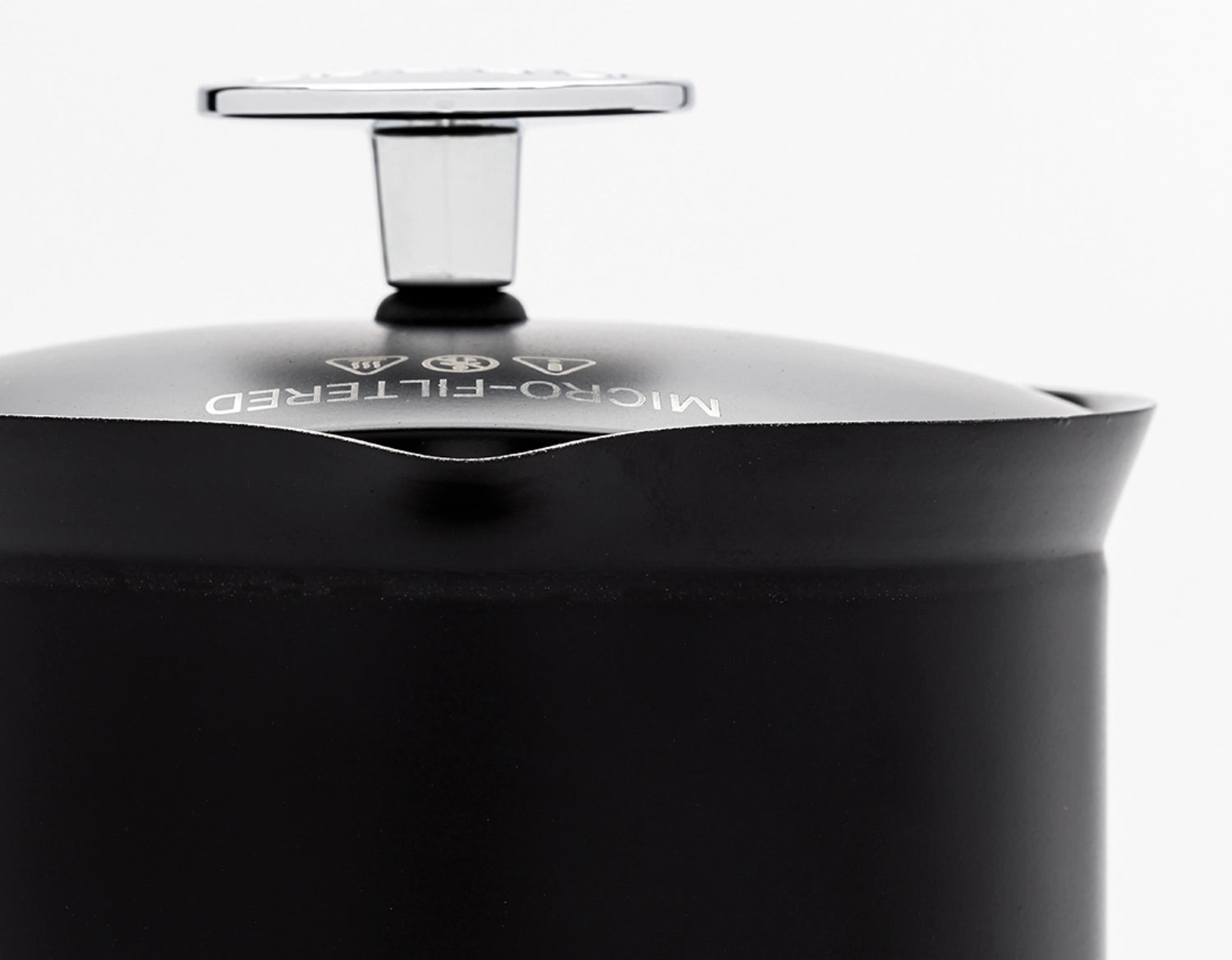 Schwarze Edelstahl-French Press P7 mit 946 ml, perfekt für aromatischen Kaffee und modernes Design in Ihrer Küche.