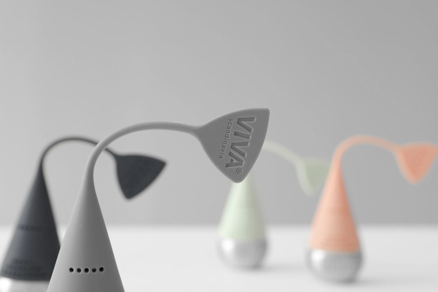 Stylisches graues Teesieb von Viva, ideal für die Zubereitung von losem Tee. Mit 4 cm Durchmesser und 16 cm Höhe ein praktisches Teezubehör.