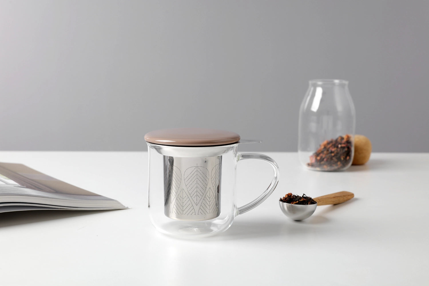 Elegante Teetasse aus braunem Borosilikatglas, 400ml, mit praktischem Infuser für perfekten Teegenuss.