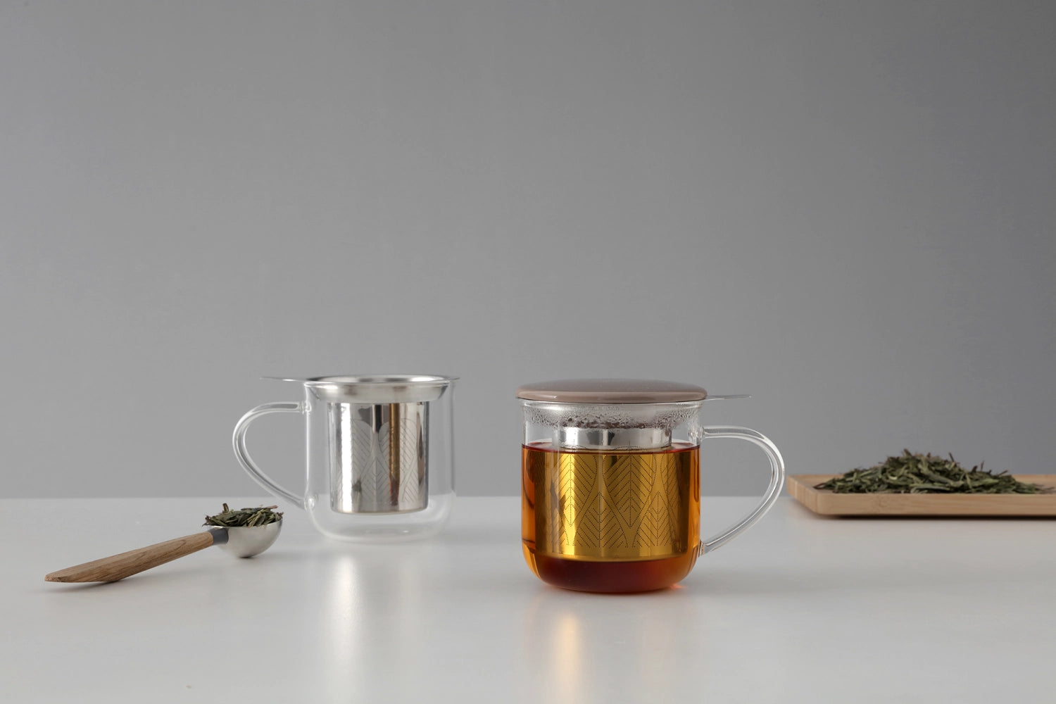 Stilvolle Teetasse aus braunem Borosilikatglas, 400ml, ausgestattet mit einem praktischen Infuser für aromatischen Tee.
