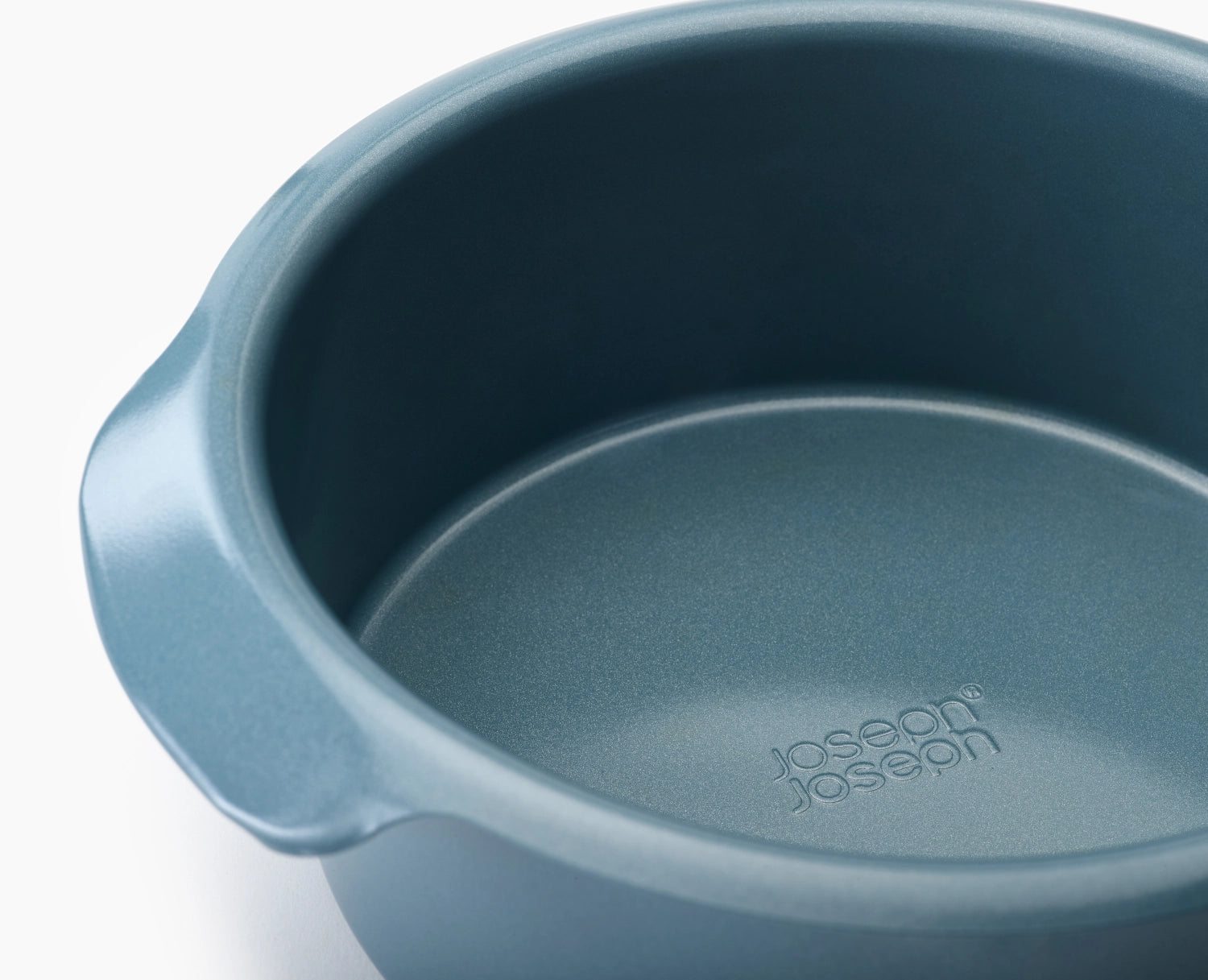 Praktisches 2er Set runder Backformen von Joseph Joseph in 20 und 23 cm, perfekt für köstliche Kuchen und platzsparende Aufbewahrung.