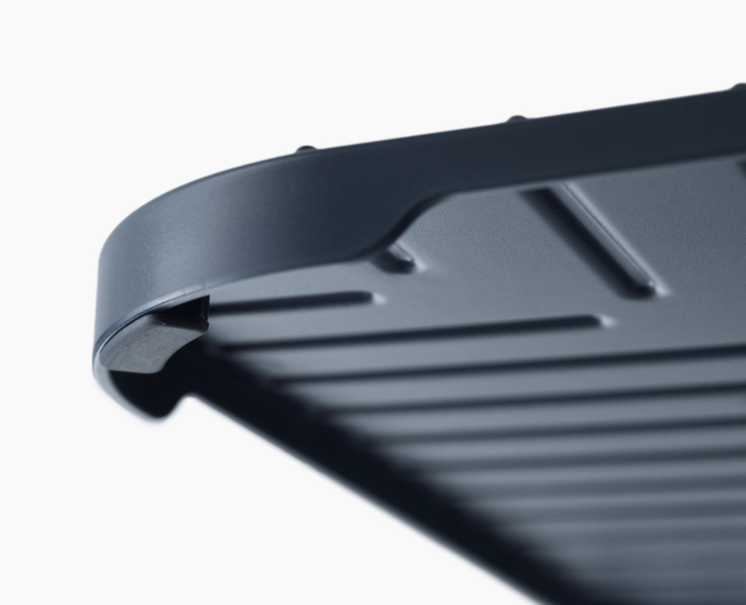 Stylische Abtropfmatte SinkShield von Joseph Joseph, 30x30cm, mit innovativem Abfluss für effizientes Trocknen und Ordnung in der Küche.