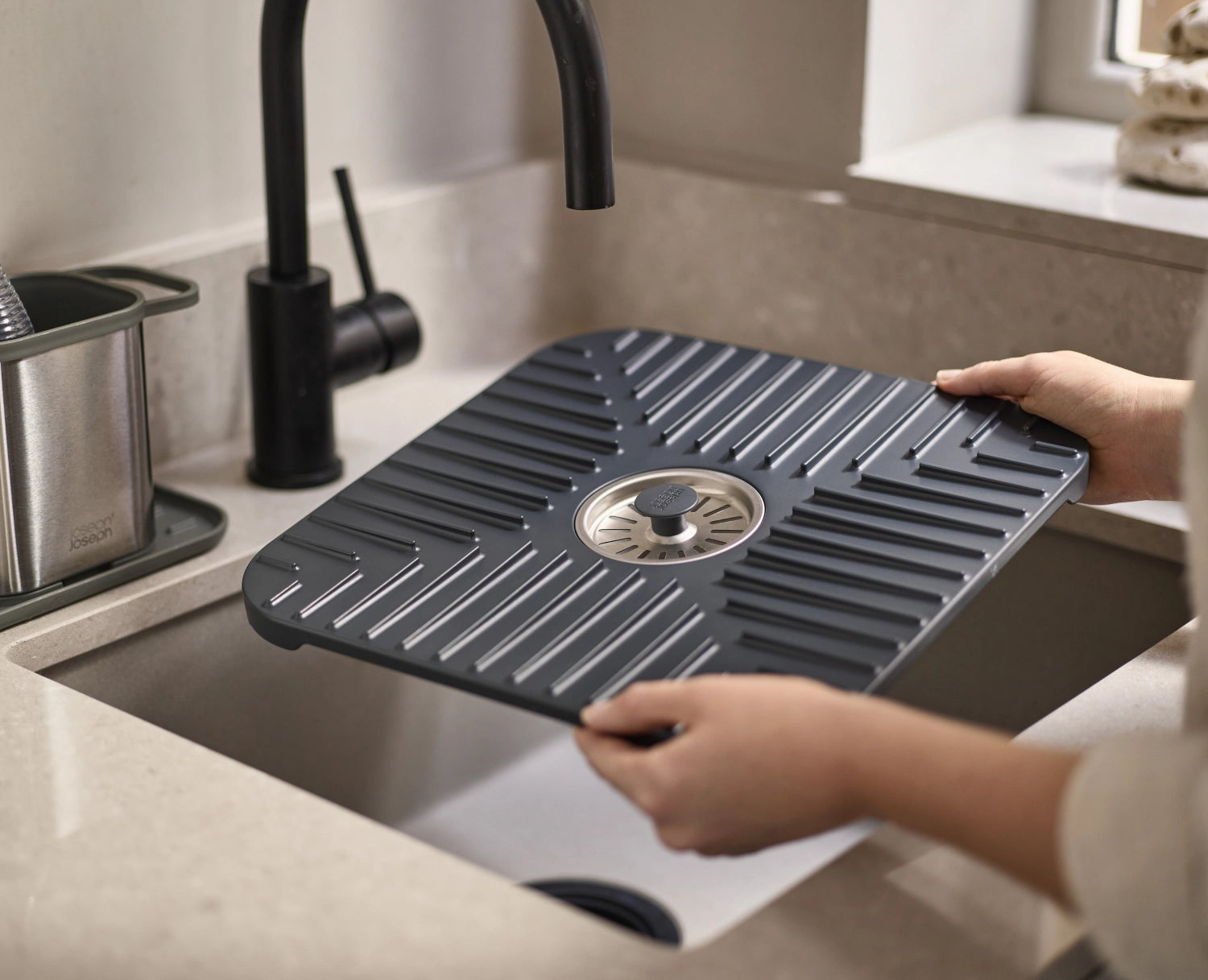 Praktische Abtropfmatte SinkShield von Joseph Joseph, 30x30cm, mit cleverem Abflussdesign für schnelles Trocknen und saubere Küchentheken.