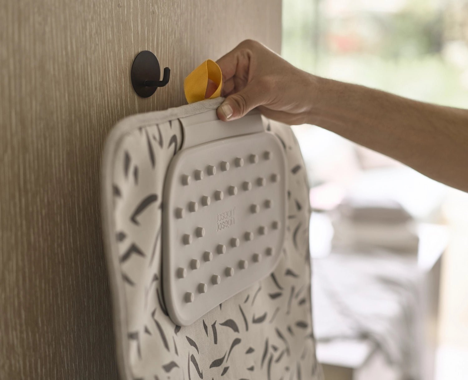 Praktische und stilvolle Bügelmatte in Ecru mit modernem Scatter-Design, ideal für platzsparendes Bügeln und einfache Handhabung.