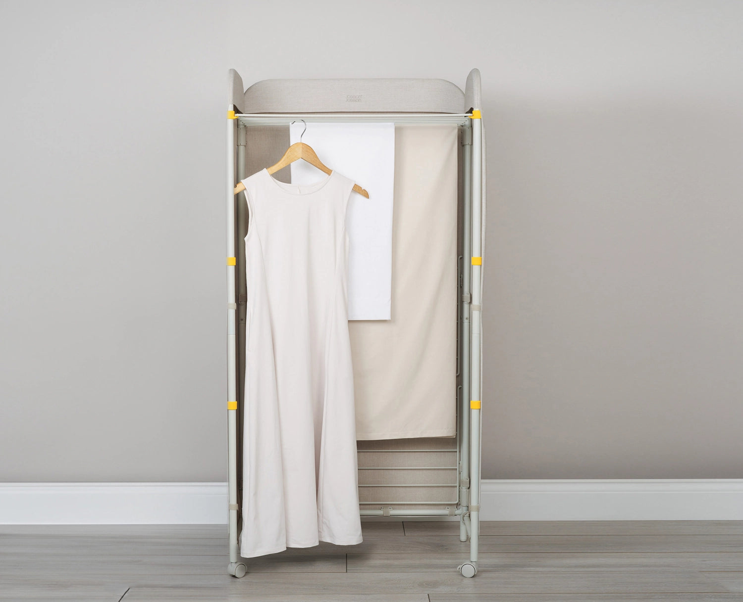 Eleganter, faltbarer Wäscheständer in Ecru von Joseph Joseph, perfekt für effizientes Trocknen mit kompakten Maßen von 150 cm Höhe und 29 cm Breite.
