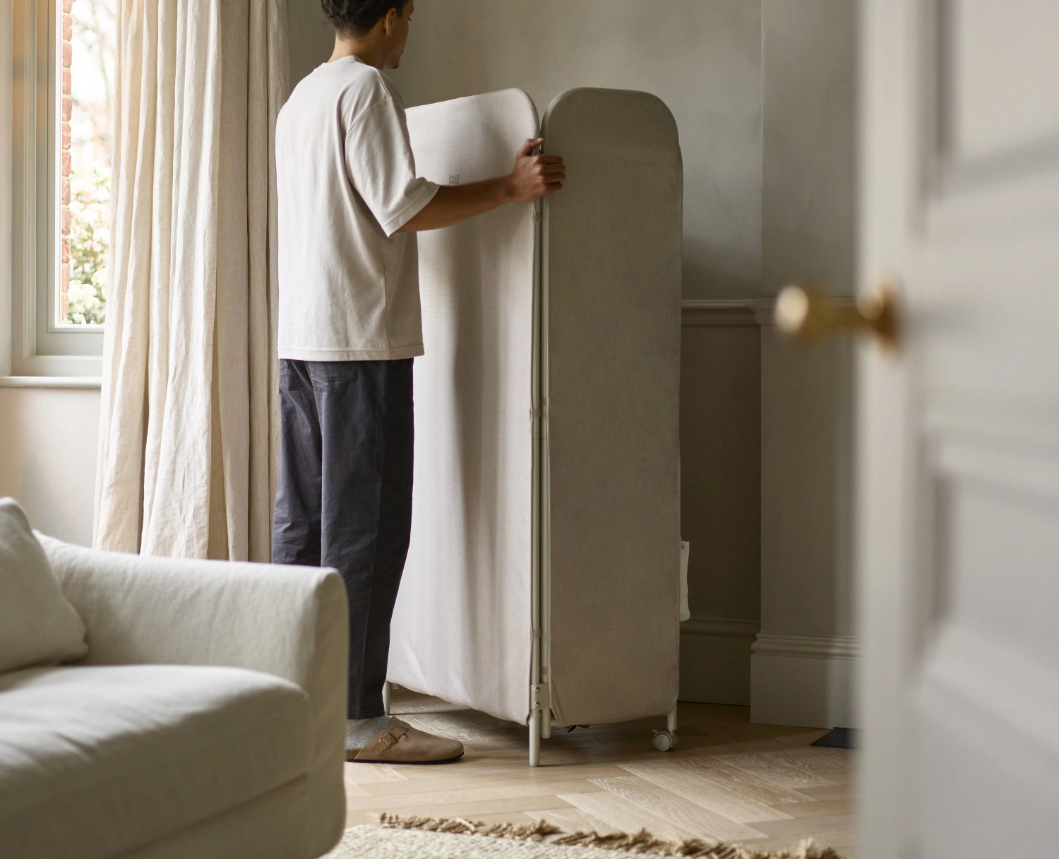 Eleganter, faltbarer Wäscheständer in Ecru, perfekt für effizientes Wäschetrocknen, mit einer Höhe von 150 cm und einer Breite von 29 cm.