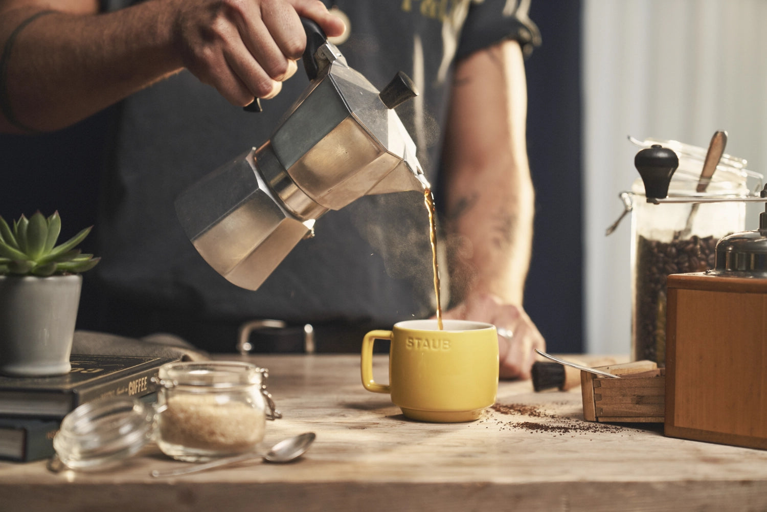 Tasse Citron S 250ml von Staub, leuchtend gelb, ideal für Tee oder Kaffee, mit elegantem Design und hochwertiger Keramik, perfekt für den Frühstückstisch.