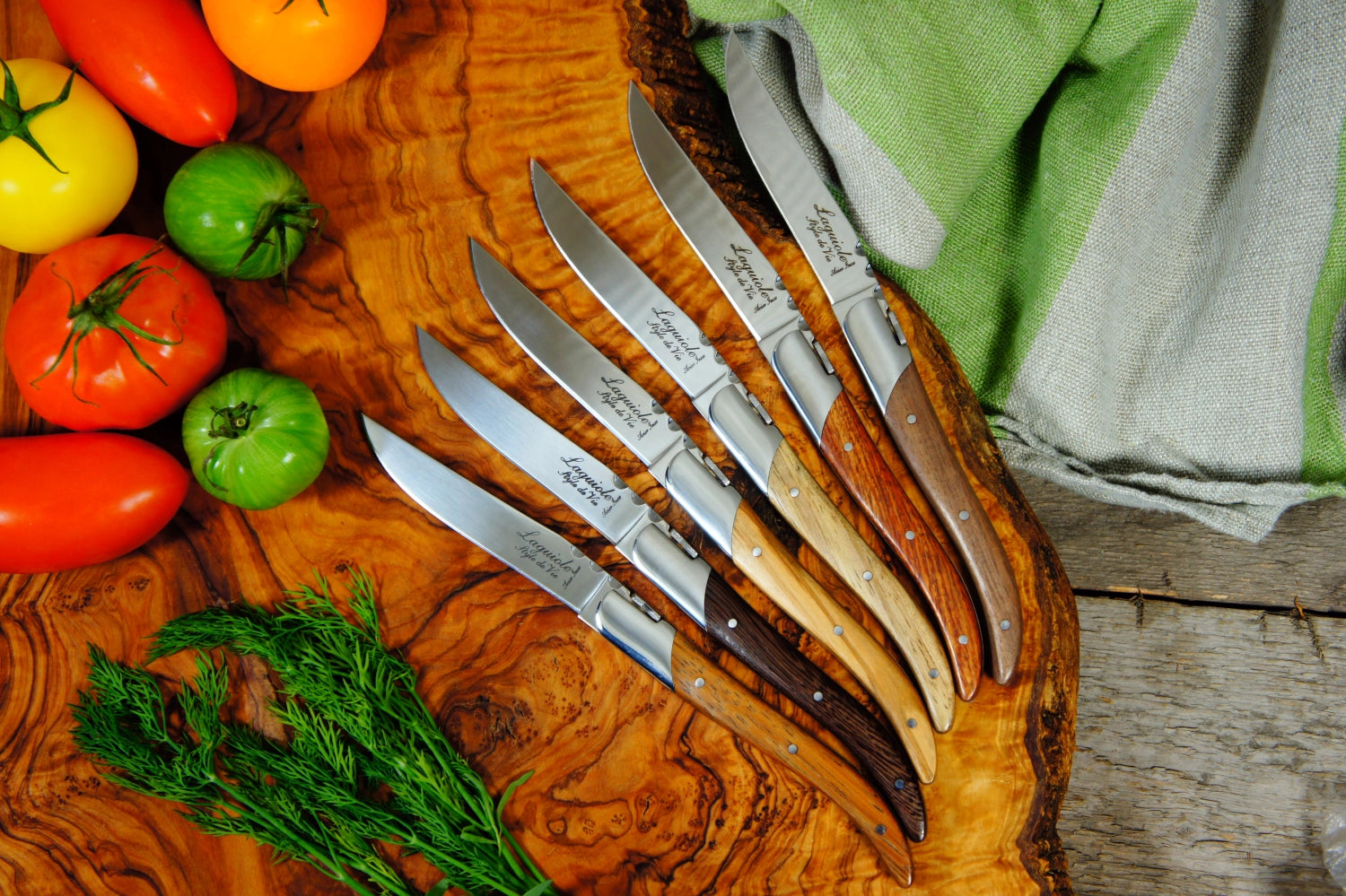Hochwertiges Steakmesser der Laguiole Luxury Line, gefertigt aus edlen Holzarten, perfekt für ein stilvolles Dinner.