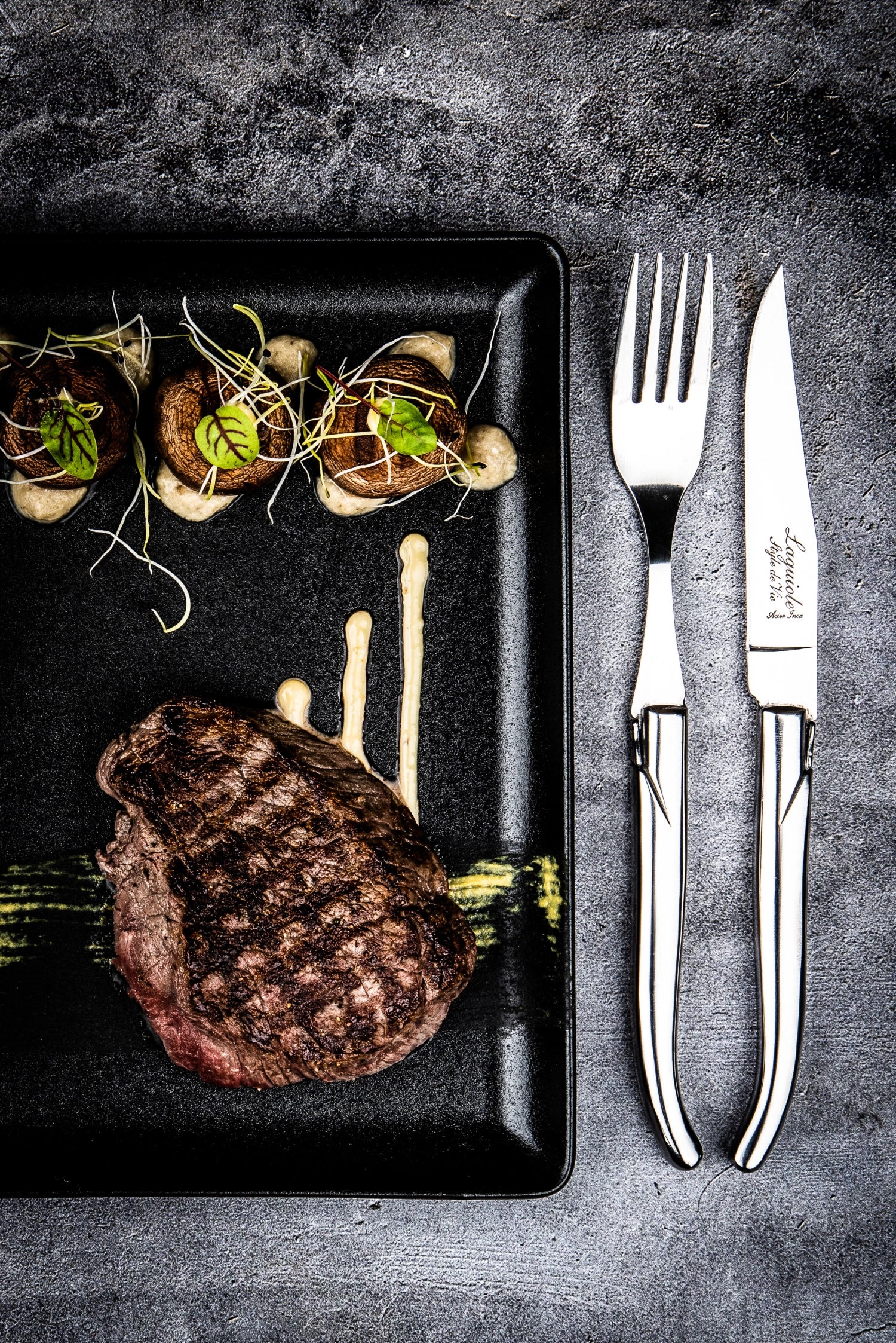 Elegantes Laguiole Steakmesser aus rostfreiem Edelstahl, perfekt für feine Steaks und stilvolle Tischdekoration.