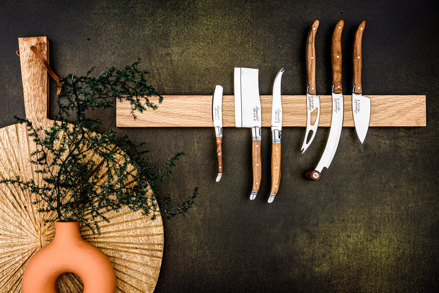 Hochwertiges Käsemesserset aus feinem Olivenholz von Laguiole Style de Vie, ideal für Käseliebhaber und exquisite Anlässe.