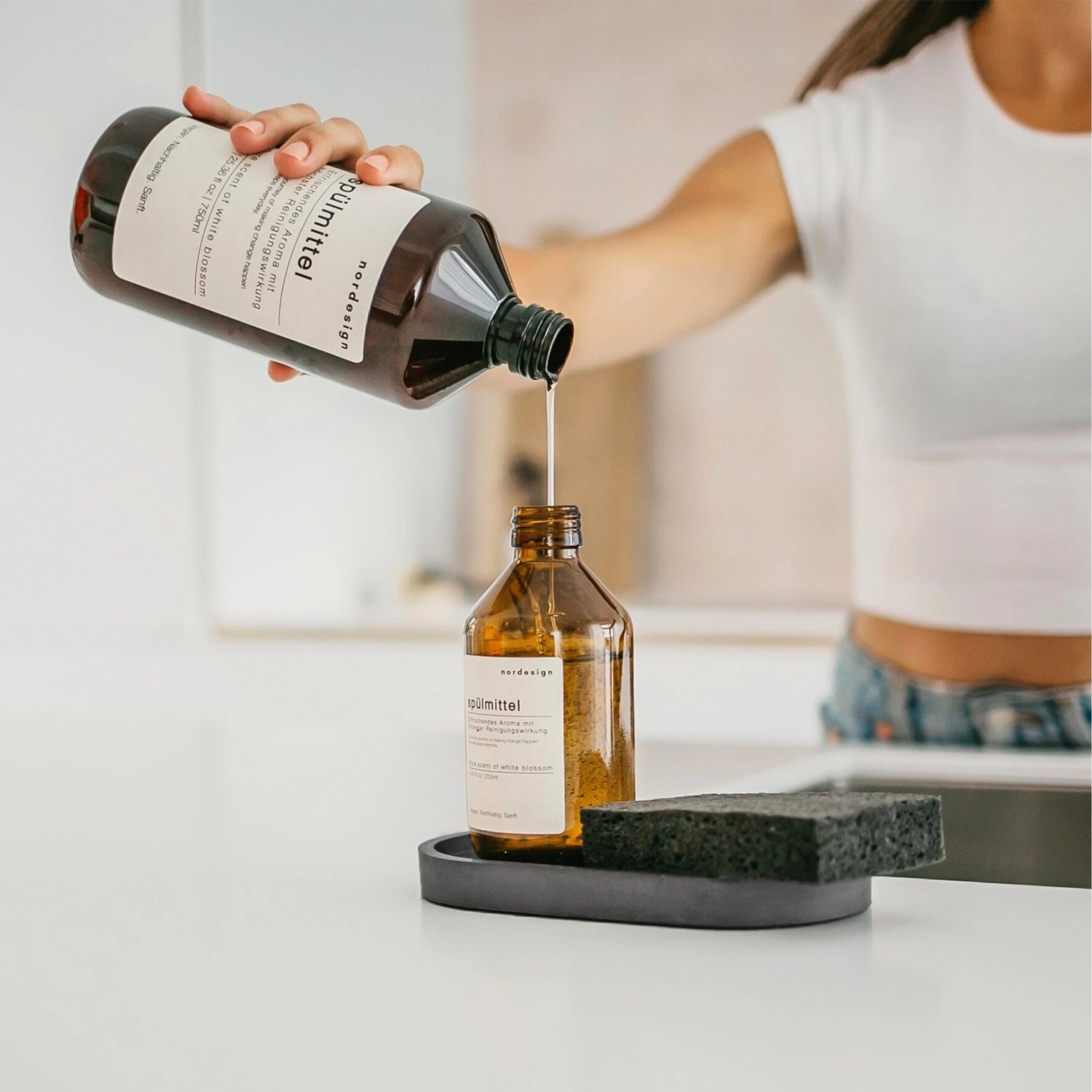 Nachfüllflasche für Spülmittel mit 730ml, duftend nach Bergamot und Lemongrass, umweltfreundlich und praktisch für nachhaltige Küchen von Nordesign.