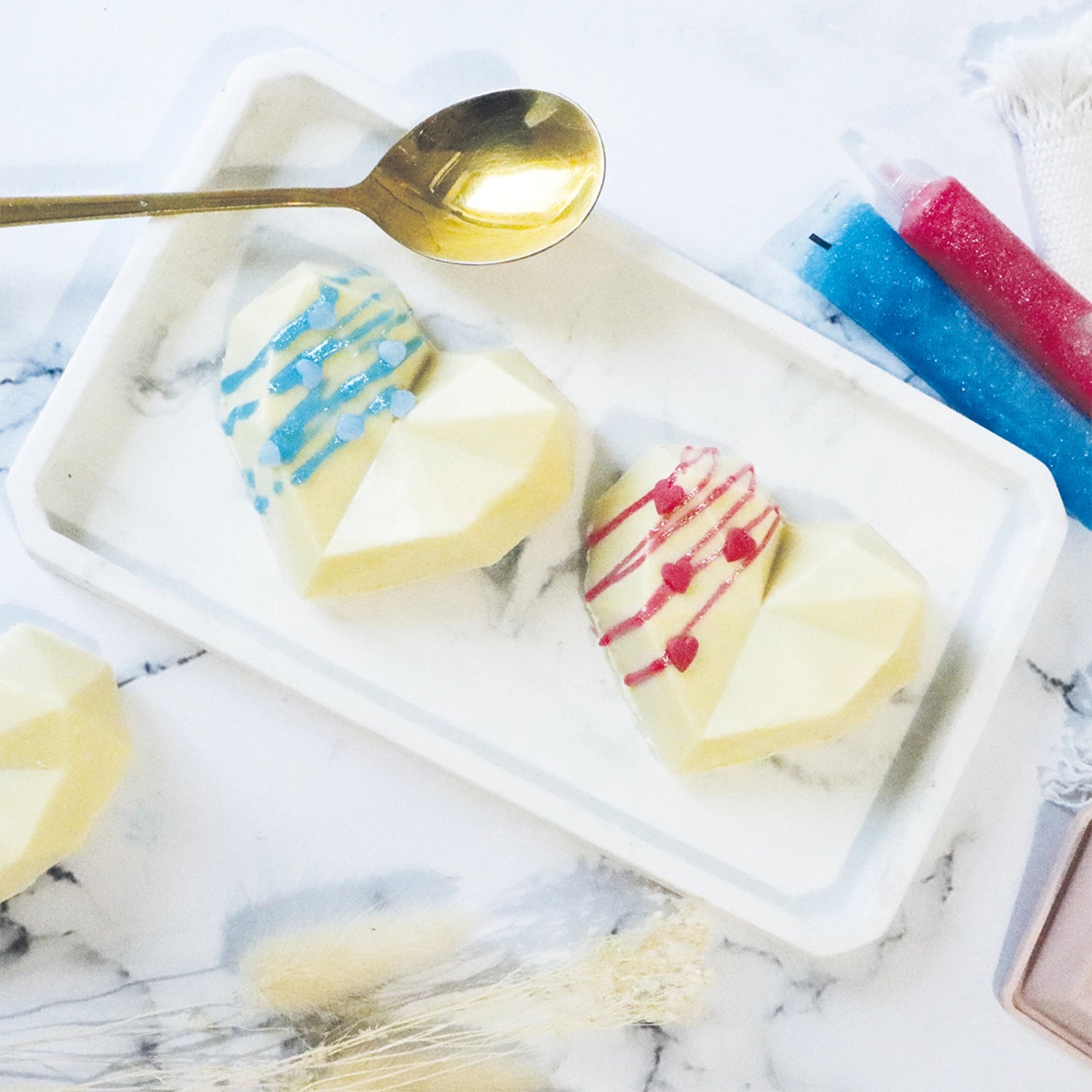 Zuckerguss Stift in schimmerndem Perlmuttblau, 26g, perfekt für kunstvolle Verzierungen und kreative Backideen.