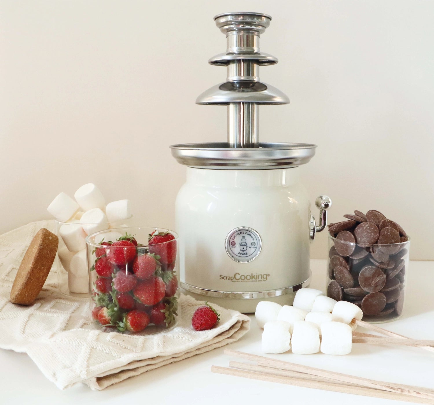 Schokoladenbrunnen von Scrap Cooking in stilvollem Weiß, ideal für Partys und besondere Anlässe. Genießen Sie flüssige Schokolade für Ihre Desserts!