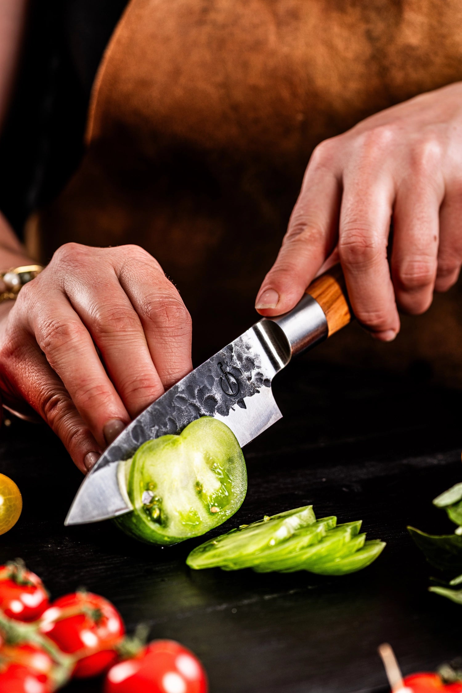 Forged Olive Petty Messer, handgefertigt aus hochwertigem Stahl, ideal für präzises Schneiden in der Küche, mit elegantem Olivenholzgriff.