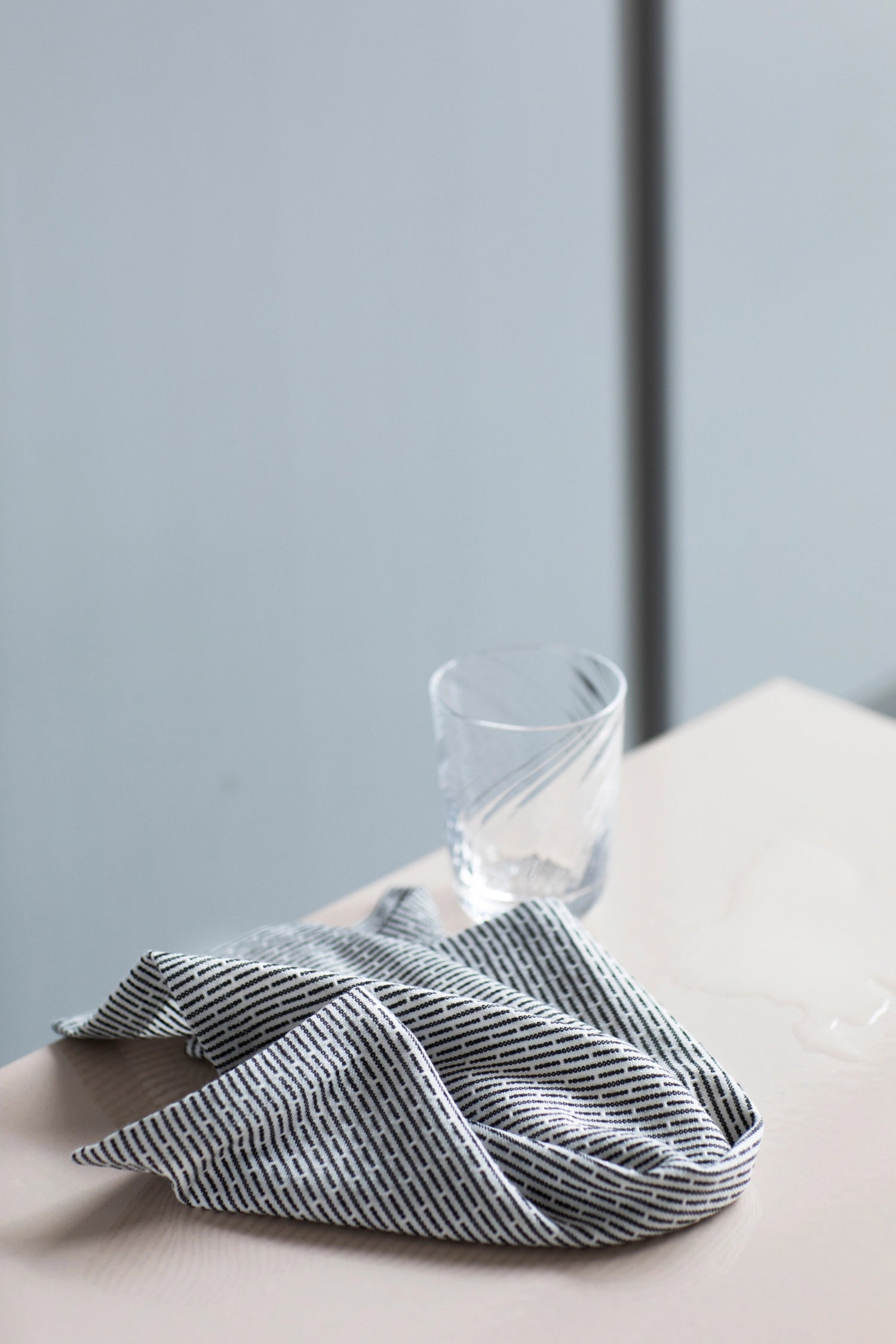 Elegantes Spültuch in sanftem Morgen-Grau, gefertigt aus hochwertiger Biobaumwolle. Ideal für umweltfreundliche Küchen und stilvolle Haushalte.