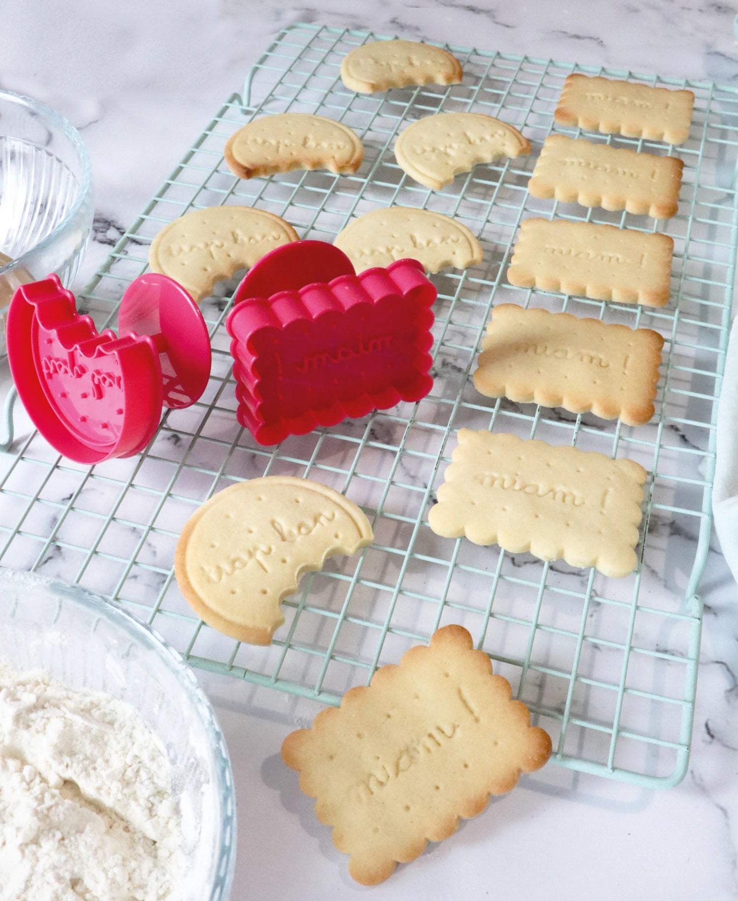 Klassisches 2er Set Ausstechformen in Pink von Scrap Cooking, ideal zum Ausstechen von Plätzchen und Keksen für kreative Backprojekte.