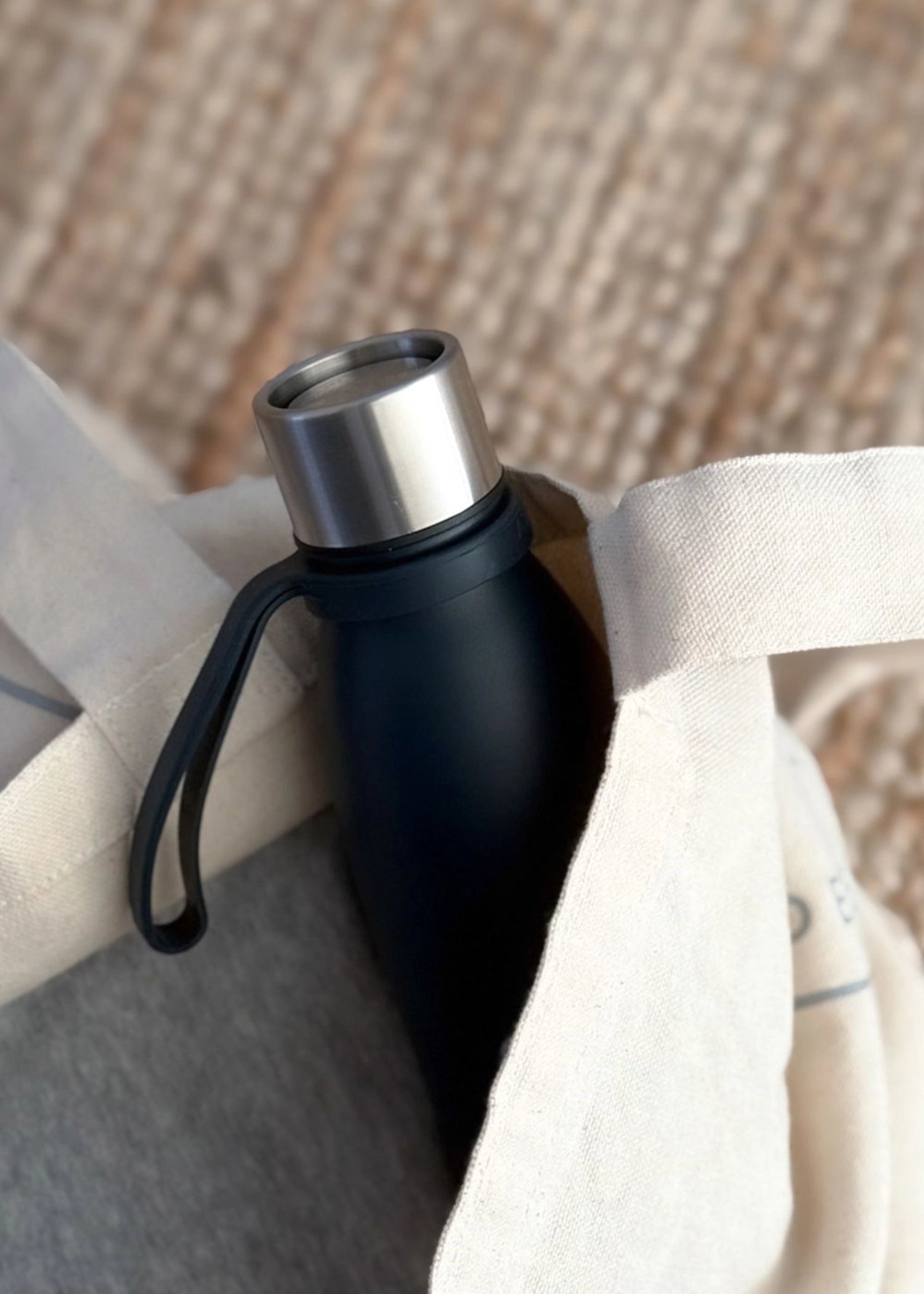 Elegante 500ml Trinkflasche in Navy Blue von AYA&IDA, ideal für unterwegs und umweltfreundlich. Perfekt für aktive Lebensstile.