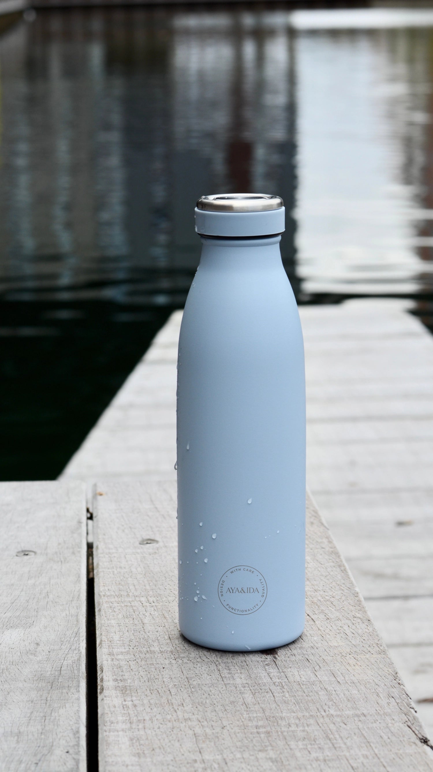 Stilvolle 500ml Trinkflasche in sanftem Powder Blue von AYA&IDA, ideal für aktive Lebensstile und nachhaltigen Genuss.
