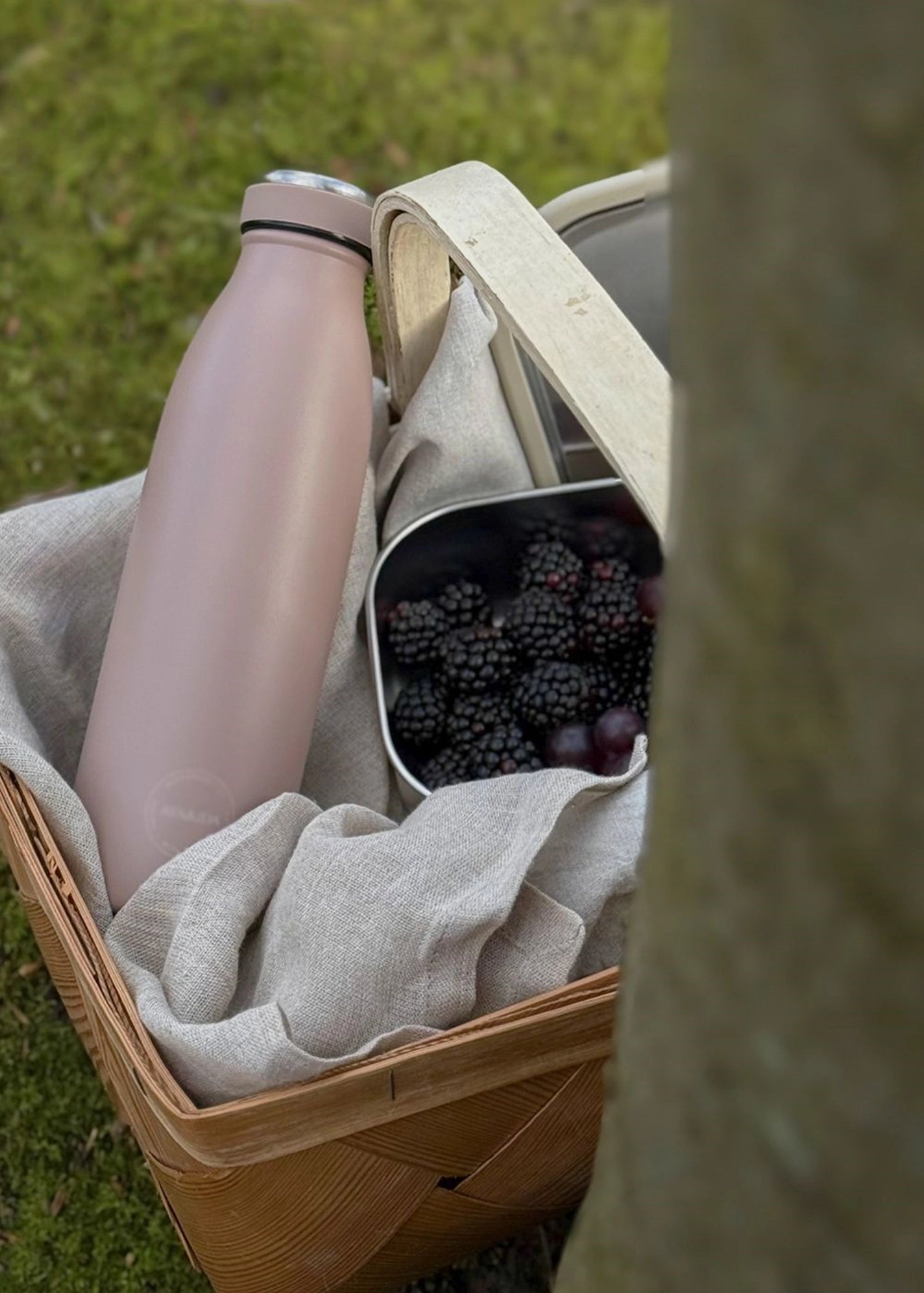 Stylische 500ml Trinkflasche in sanftem Dusty Rose von AYA&IDA, ideal für aktive Lebensstile und nachhaltigen Genuss.