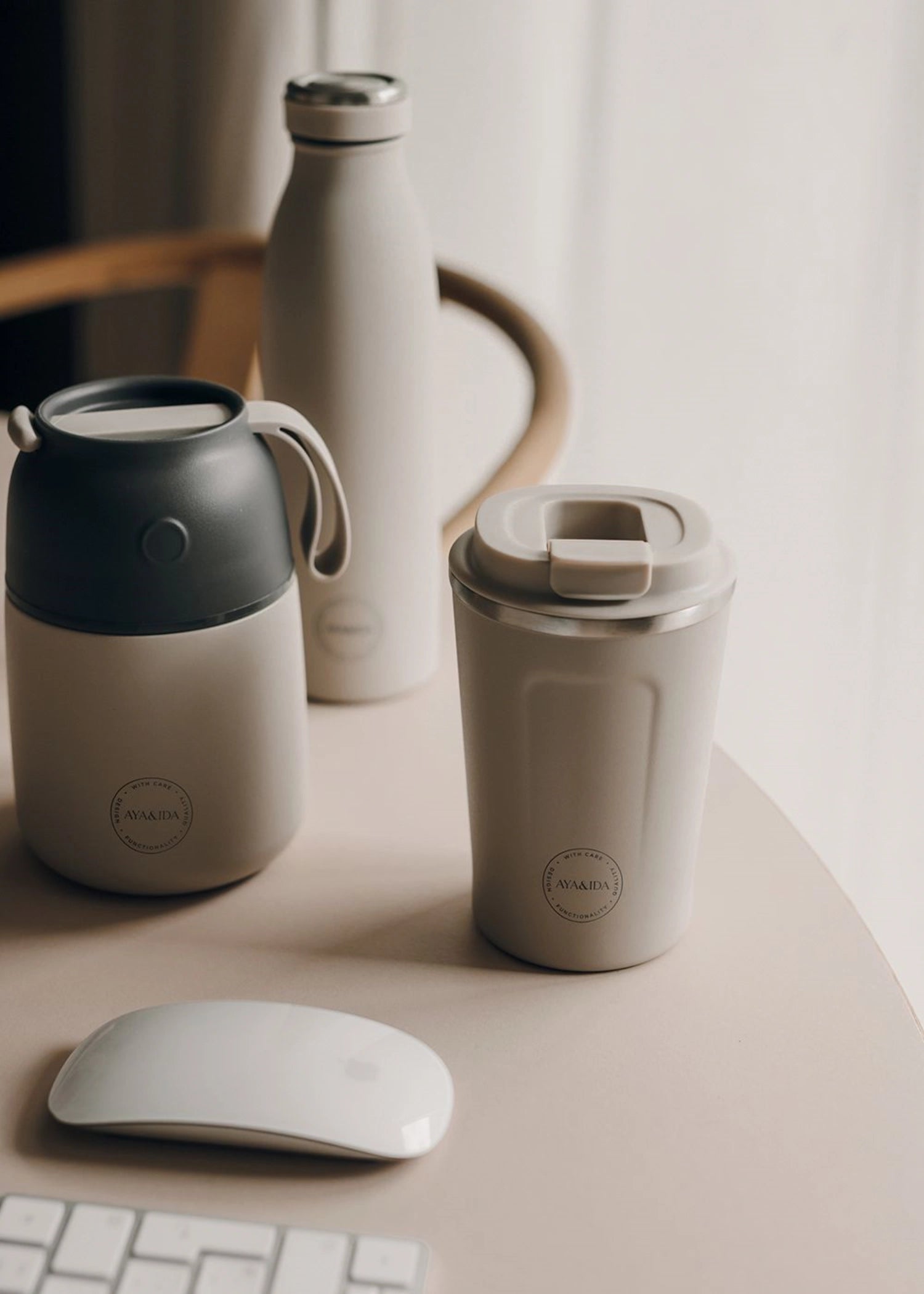Stylischer 380ml CUP2GO Becher in sanftem Cream Beige von AYA&IDA, ideal für unterwegs, hält Getränke warm oder kühl.