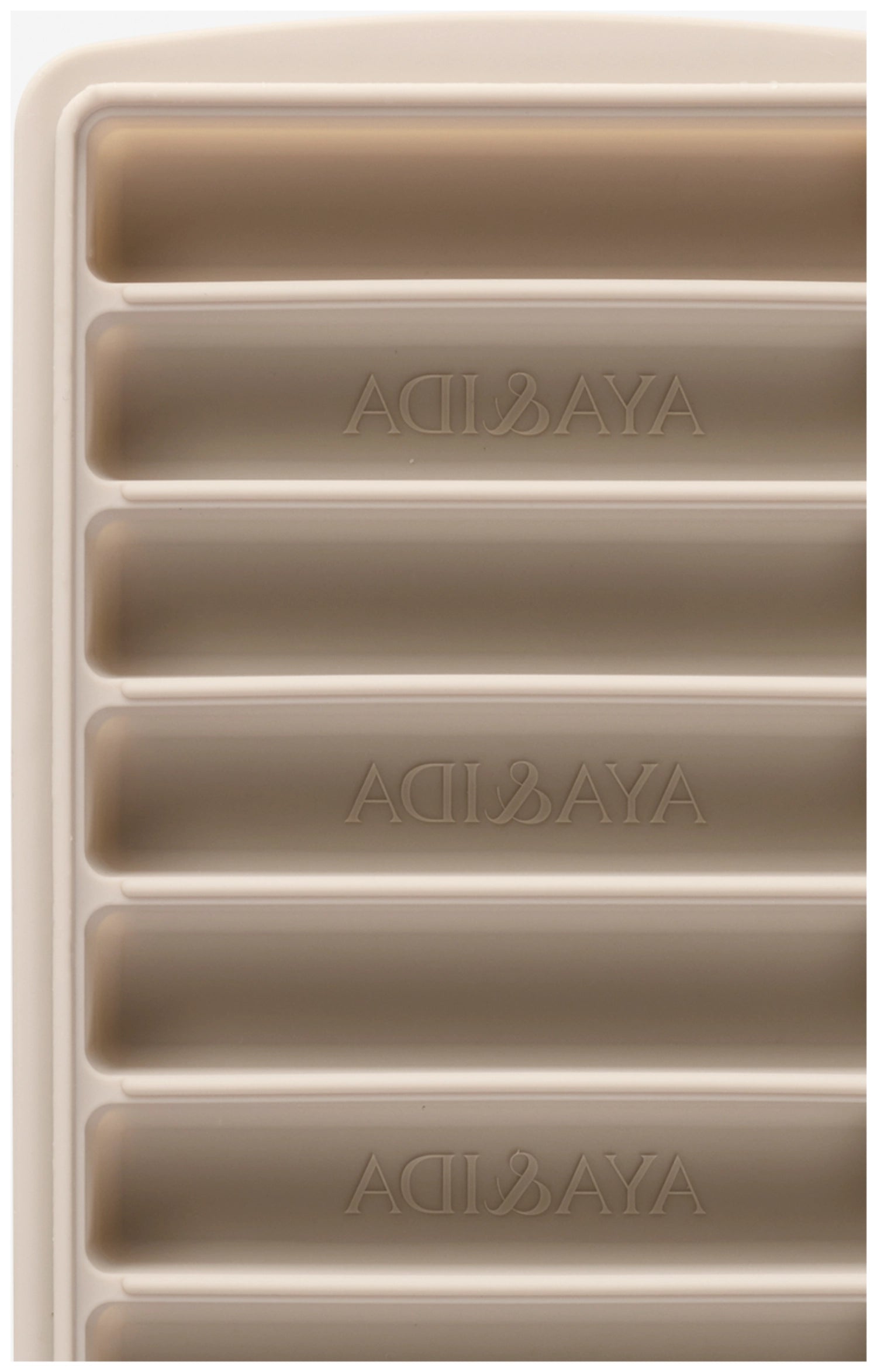 Stylischer Eiswürfelbehälter in sanftem Cream Beige von AYA&IDA, perfekt für die Zubereitung von erfrischenden Eiswürfeln für jeden Anlass.