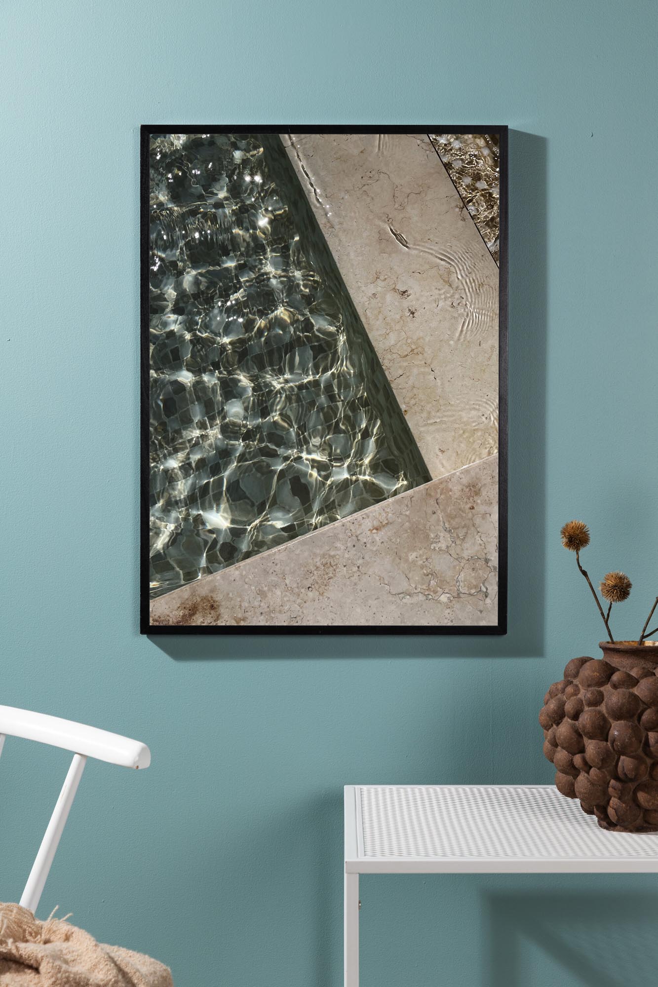 Entdecken Sie das Pool Poster von Venture Home – ein elegantes Kunstwerk, das Ruhe und Stil in Ihr Zuhause bringt.