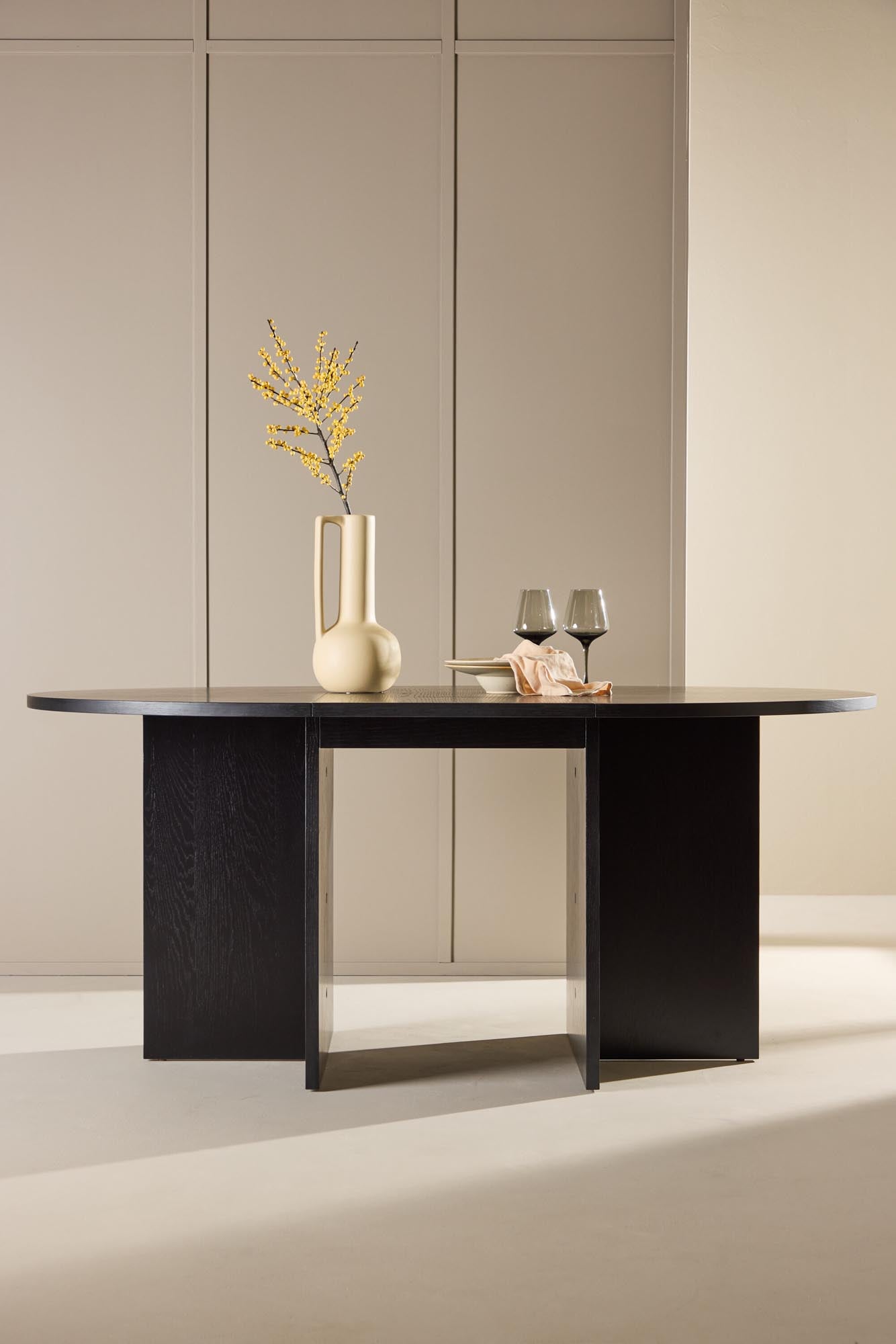 Rechteckiger Esstisch Strada von Venture Home, modern und elegant, perfekt für Esszimmer oder Küche, langlebig und stilvoll.