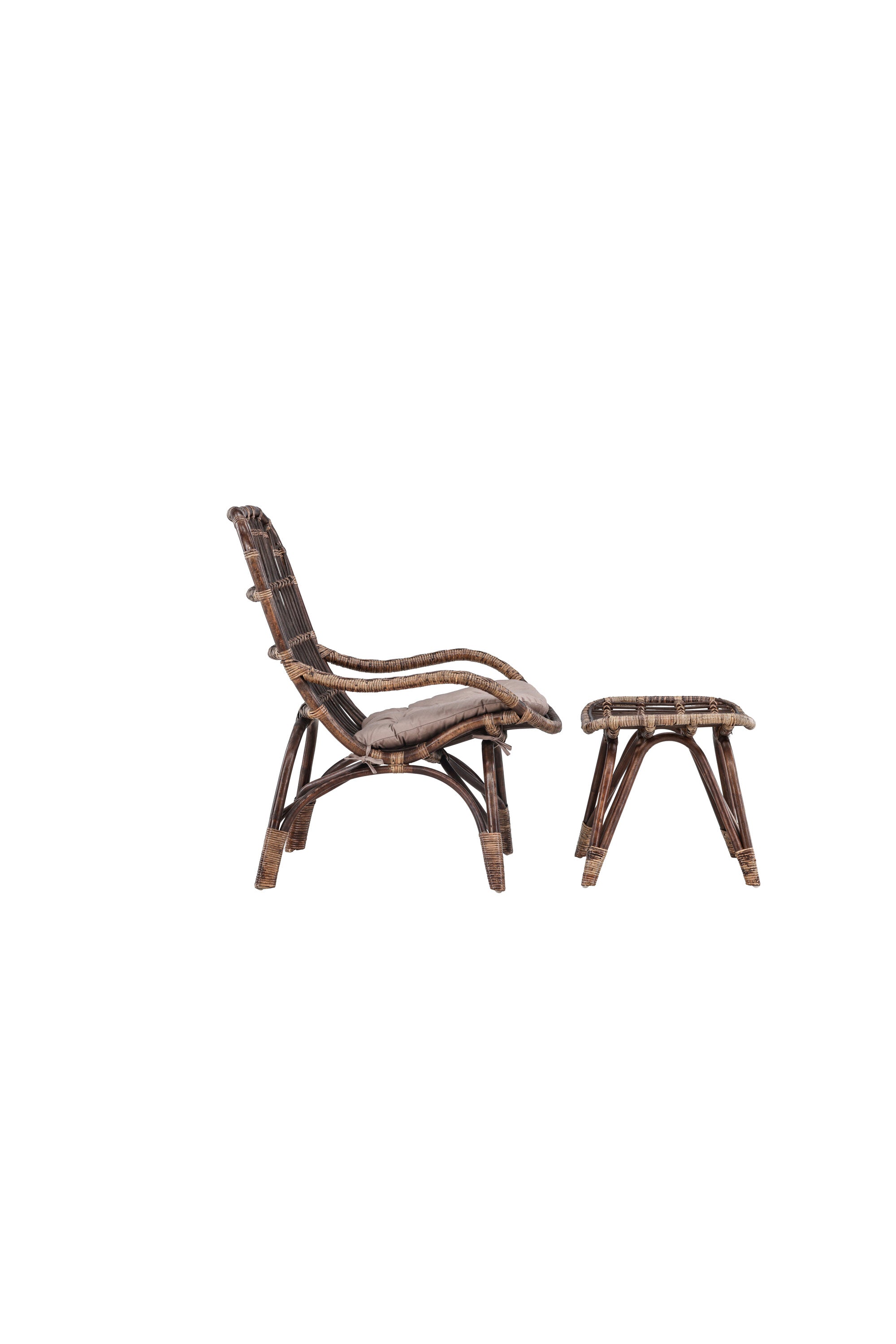 Stylischer Ella Lounge Stuhl von Venture Home, ideal für entspannte Stunden im Freien, vereint modernes Design mit hohem Sitzkomfort.