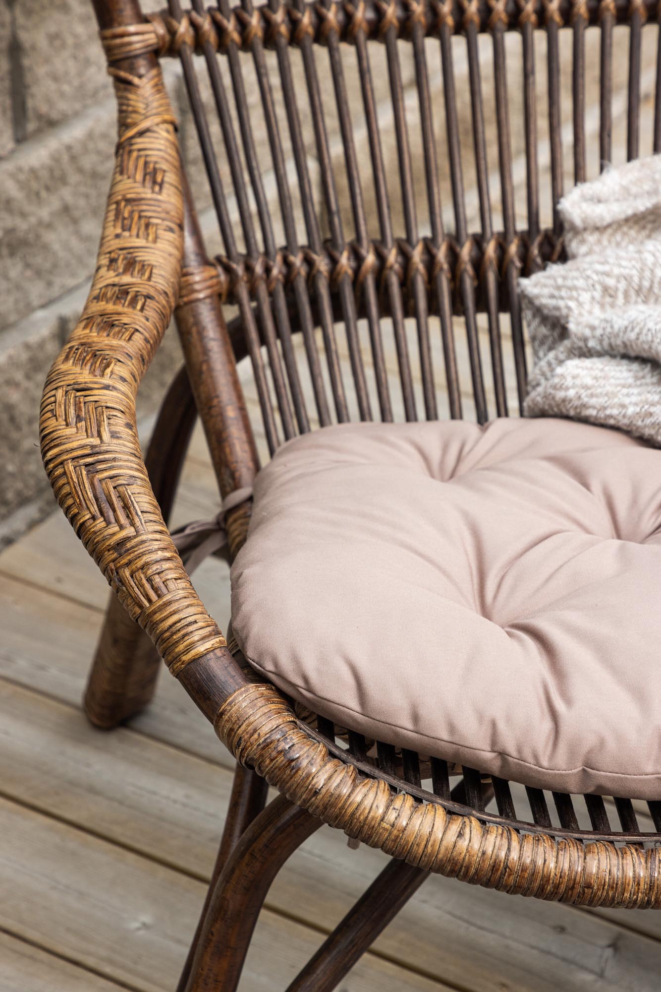 Stylischer Ella Lounge Stuhl von Venture Home, ideal für den Garten oder die Terrasse, vereint modernes Design mit hohem Sitzkomfort.