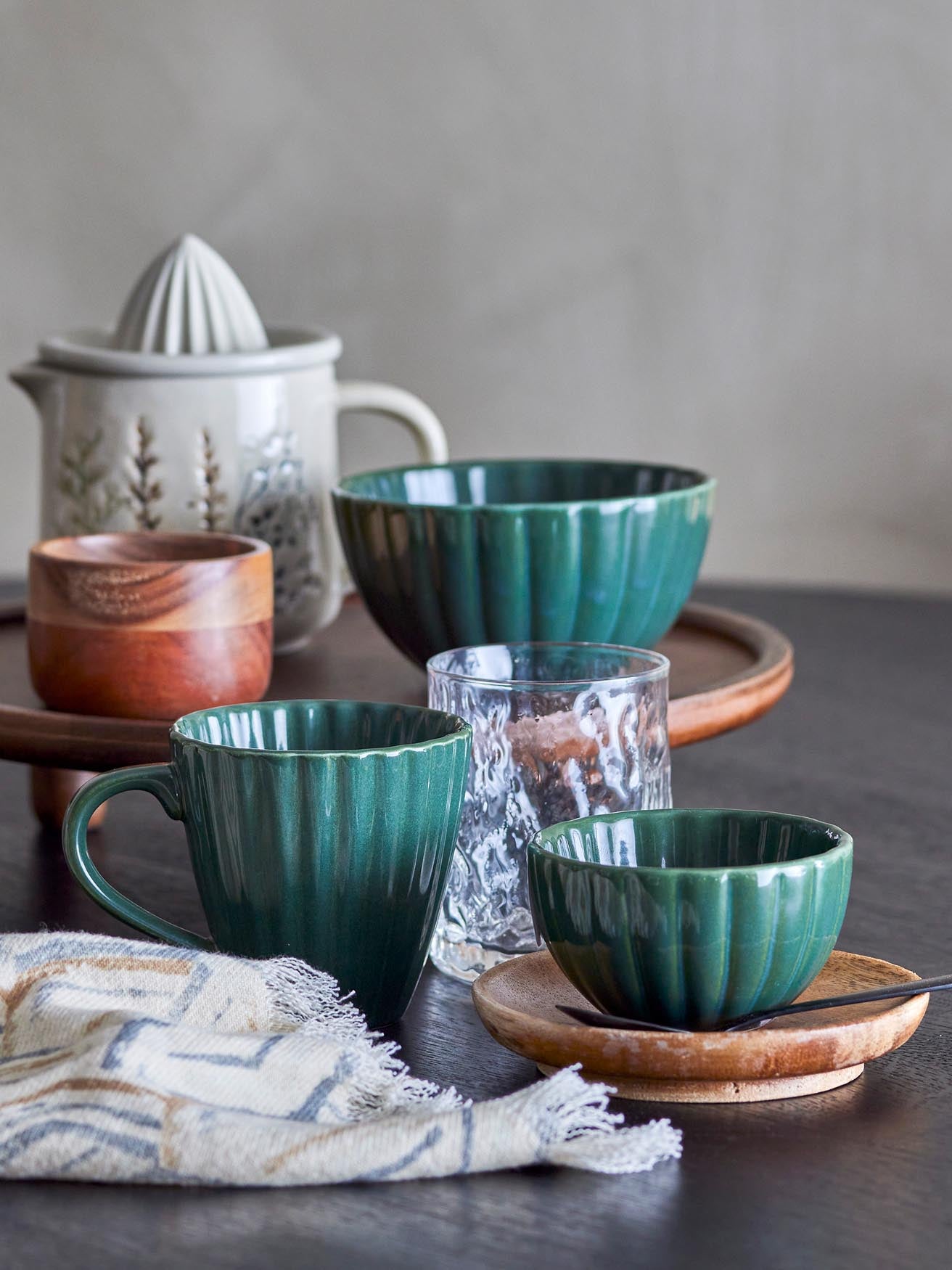 Elegante grüne Latina Schale aus Steingut von Bloomingville, ideal für stilvolle Tischdekoration und vielseitige Verwendung.