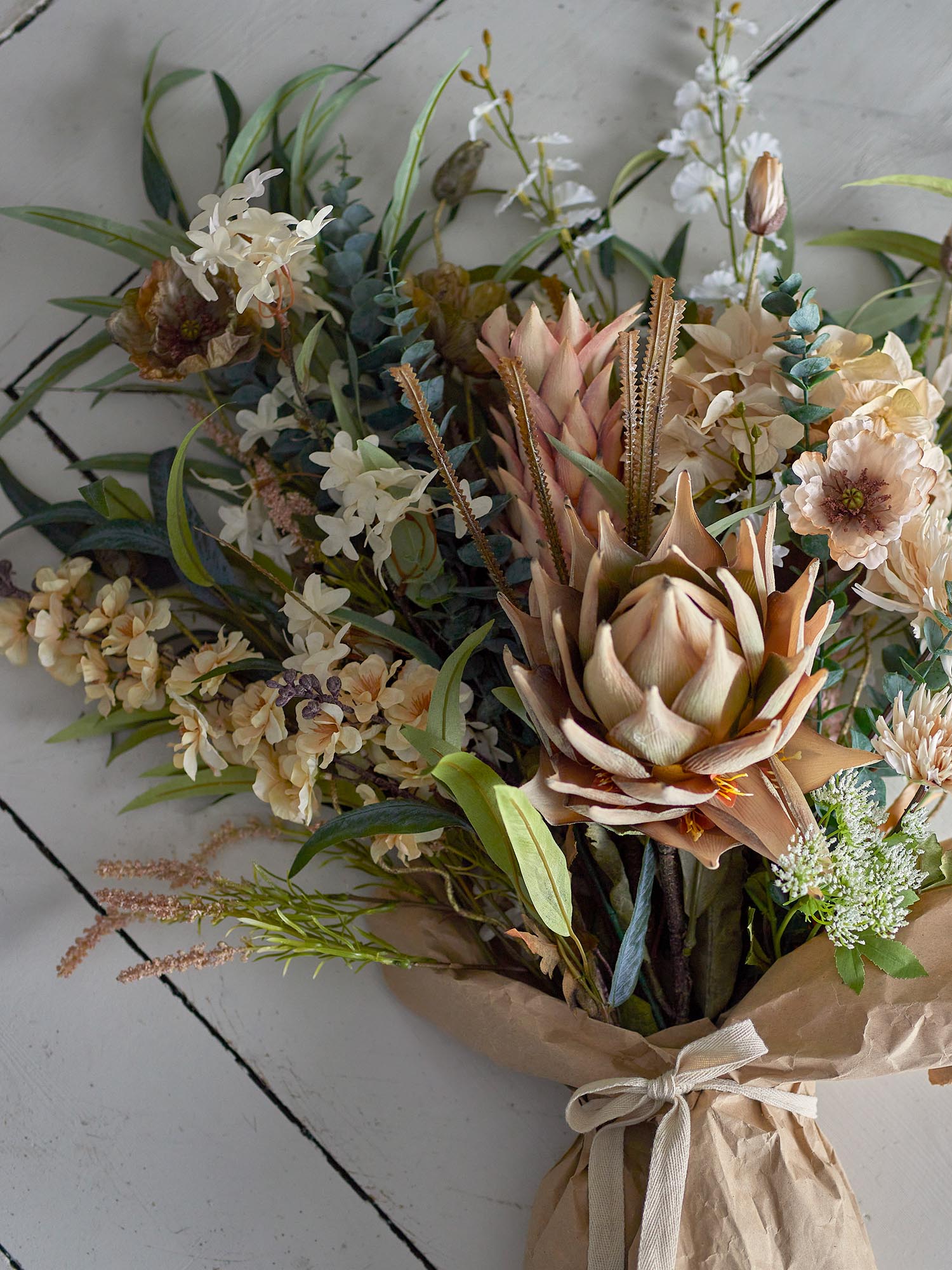 Eleganter Eucalyptus-Stiel in lebhaftem Grün von Bloomingville, perfekt für stilvolle Arrangements und eine natürliche Atmosphäre in jedem Raum.