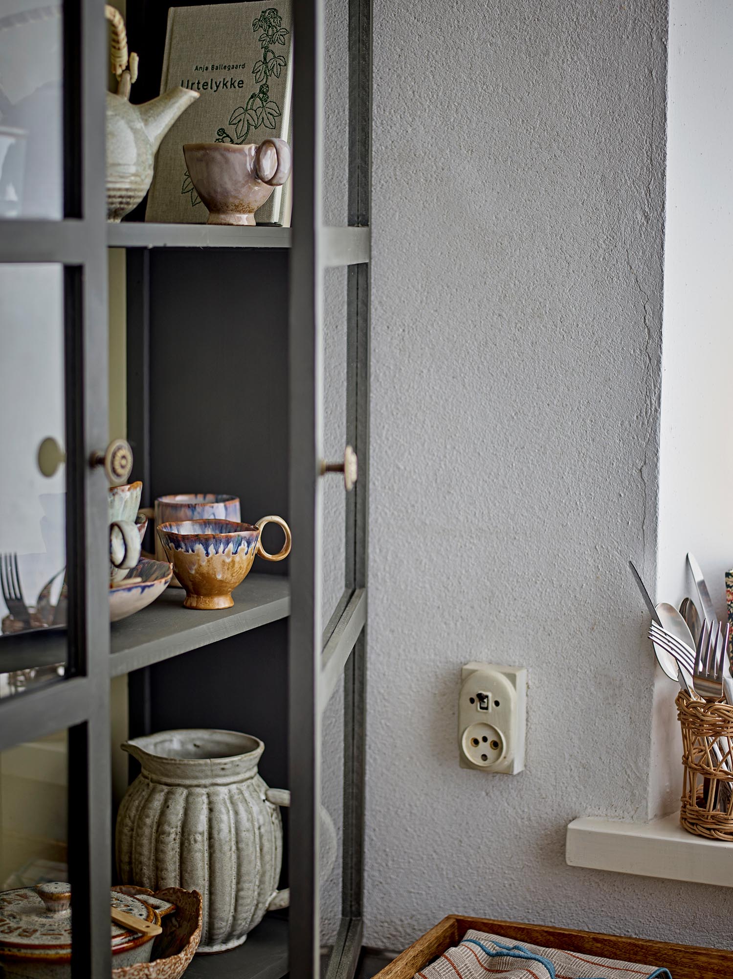 Die Imogen Tasse von Bloomingville aus natürlichem Steingut besticht durch ihr zeitloses Design und ihre hochwertige Verarbeitung.