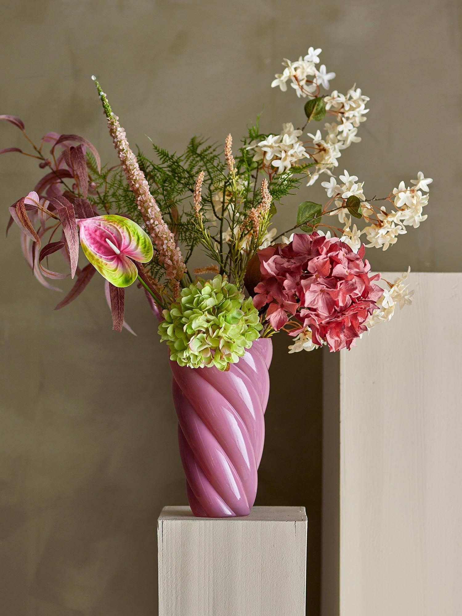 Eleganter weisser Hydrangea-Stiel von Bloomingville, ideal für stilvolle Dekorationen und langlebige künstliche Blumenarrangements.