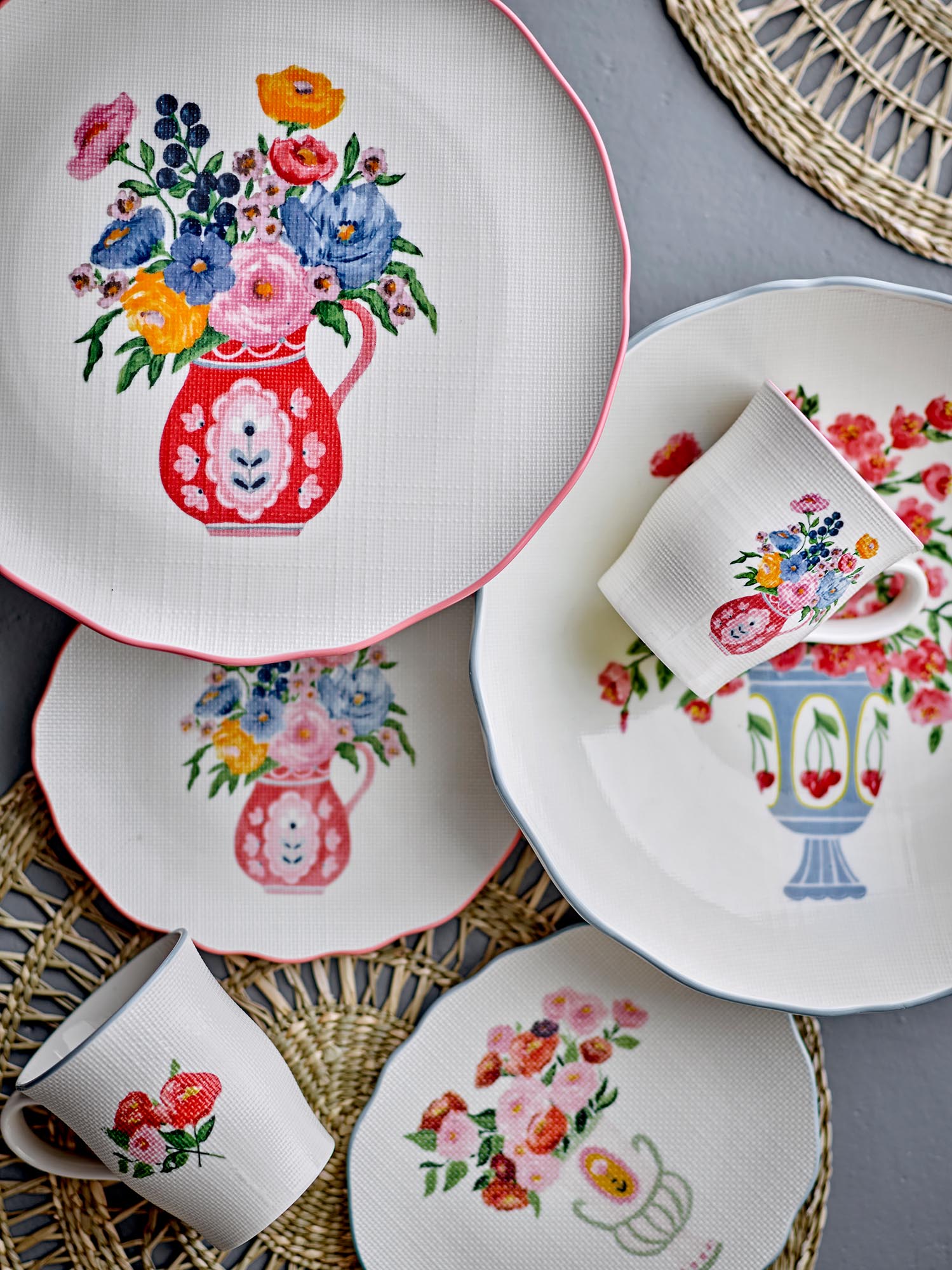 Die Dorothy Schale von Bloomingville aus blauem Steingut besticht durch ihr elegantes Design und ist ideal für den modernen Haushalt.