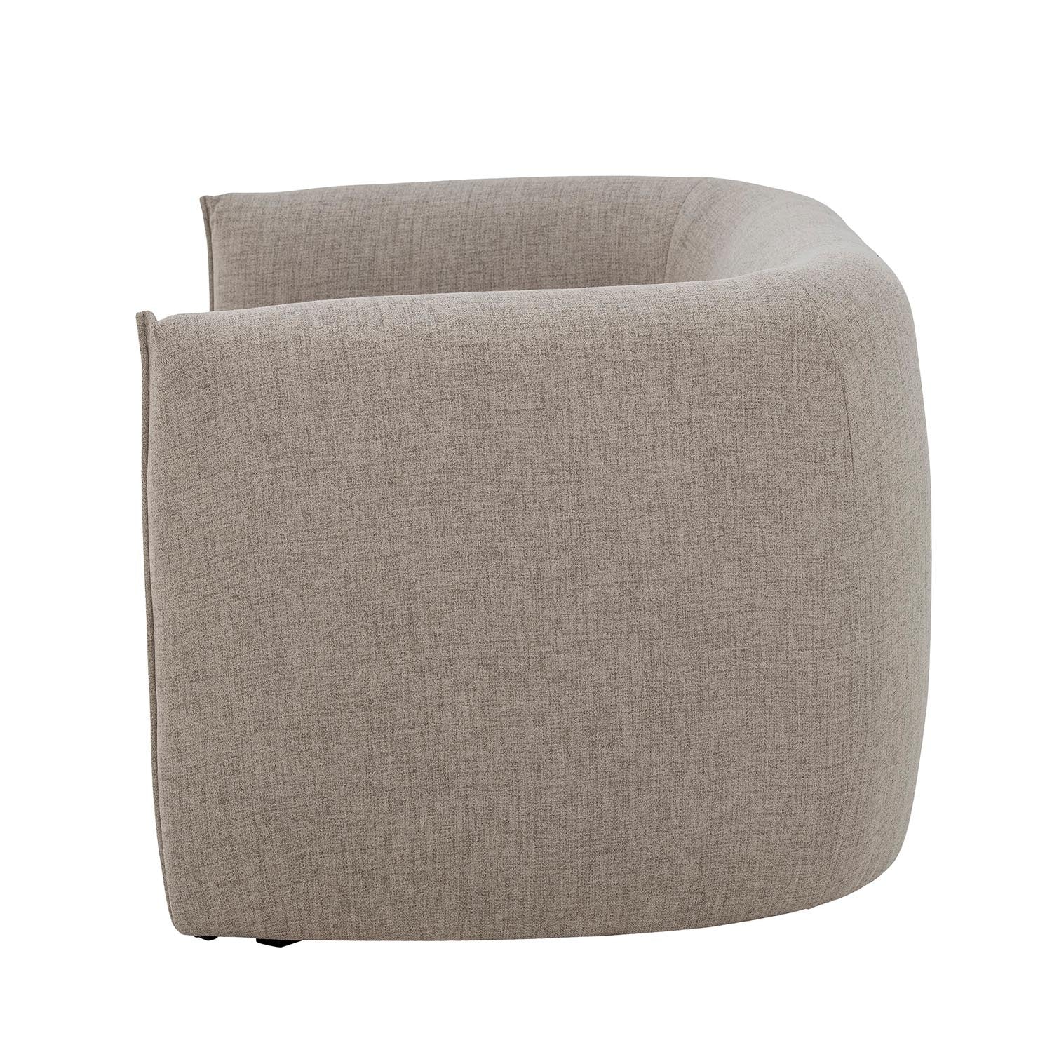 Das Bacio Sofa von Bloomingville in Natur aus recyceltem Polyester bietet stilvolles Design und nachhaltigen Komfort.