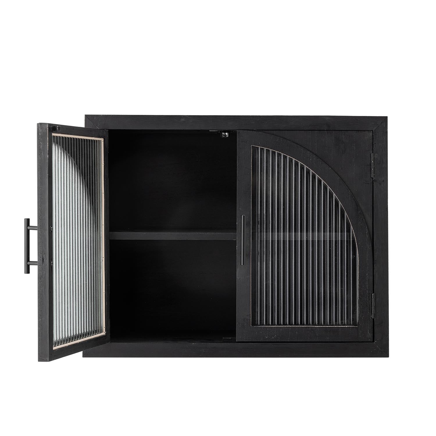 Das Lario Kabinett von Bloomingville aus schwarzer Kiefer kombiniert modernes skandinavisches Design mit praktischer Aufbewahrung.