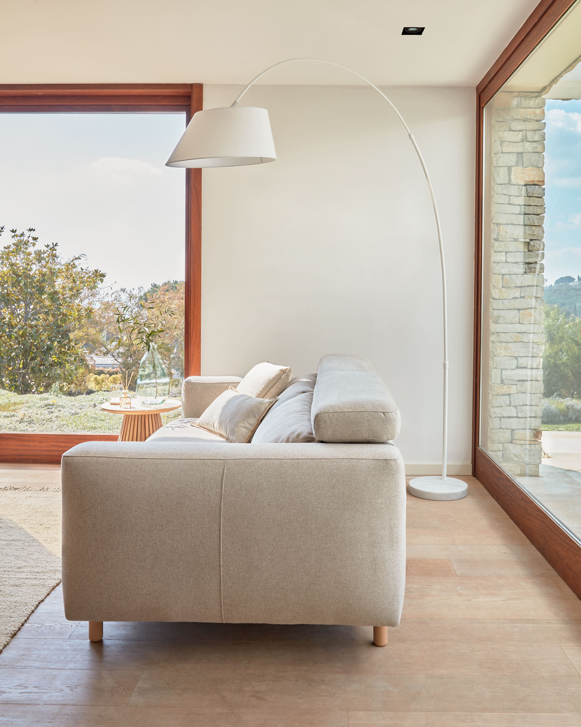 Die weisse May Stehlampe von Kave Home kombiniert modernes Design mit funktionaler Beleuchtung für ein stilvolles Ambiente.