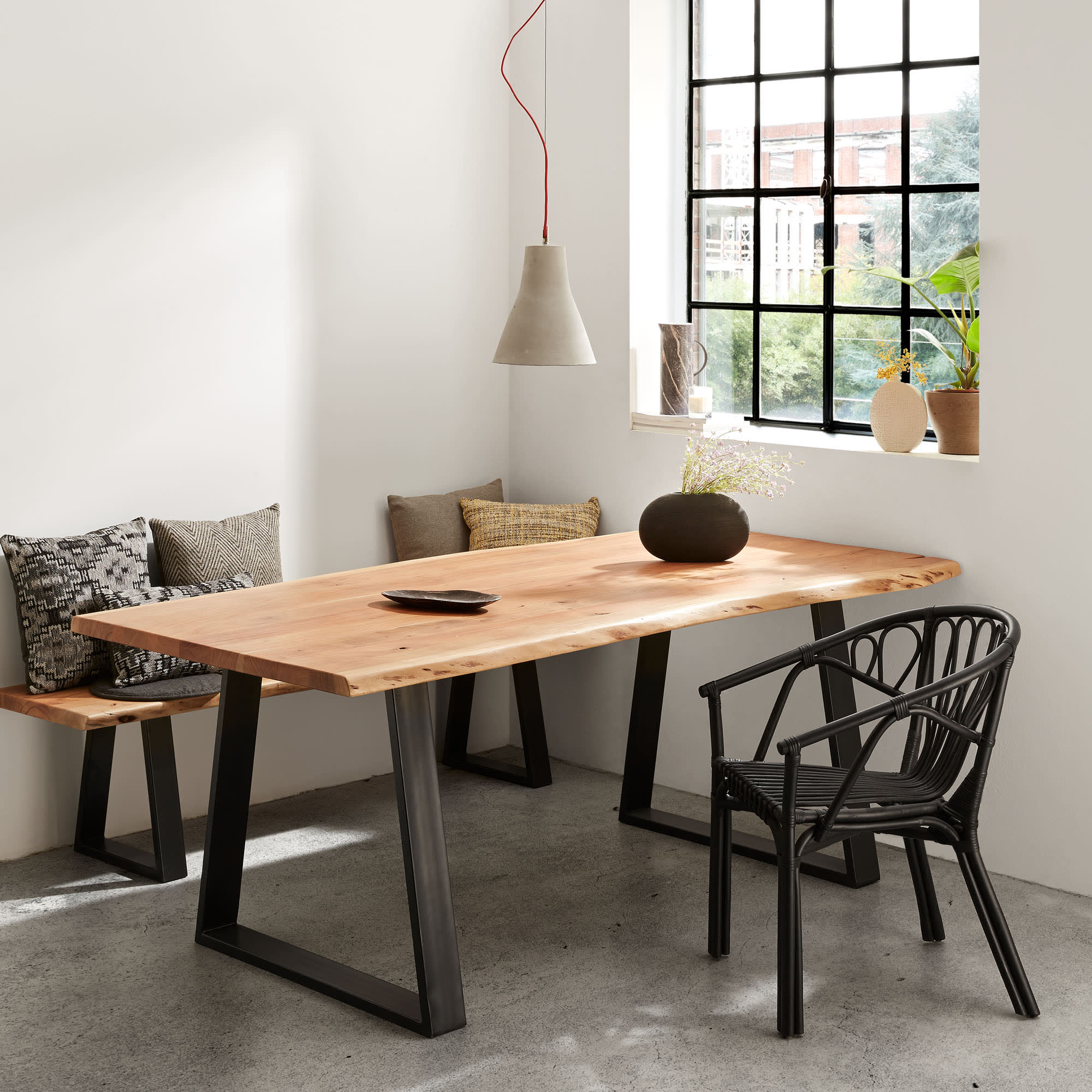 Stilvolles dunkelgraues Kissen Silke von Kave Home, ideal für jeden Raum. Hochwertiger Stoff mit Fleckenschutz und rutschfester Unterseite.