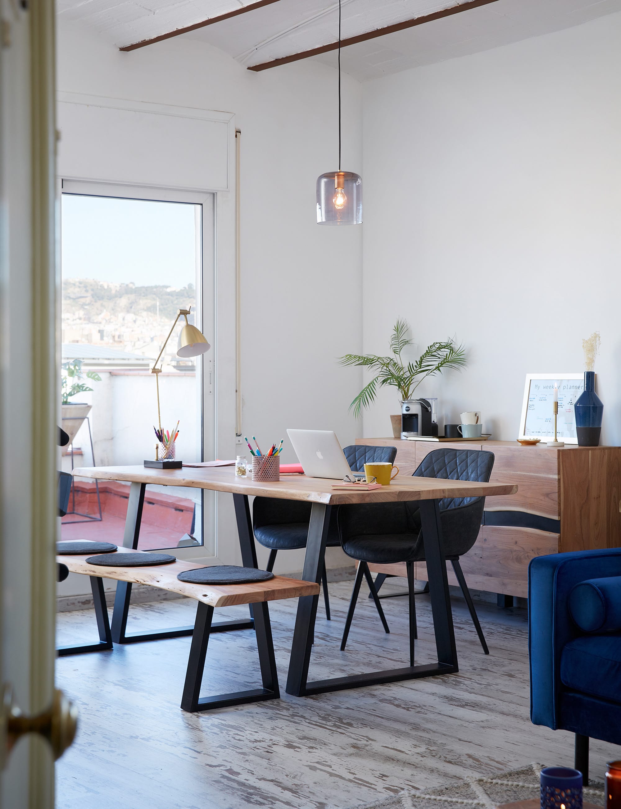 Das Kissen Silke in Dunkelgrau von Kave Home kombiniert elegantes Design mit Komfort, perfekt für moderne Wohnräume.